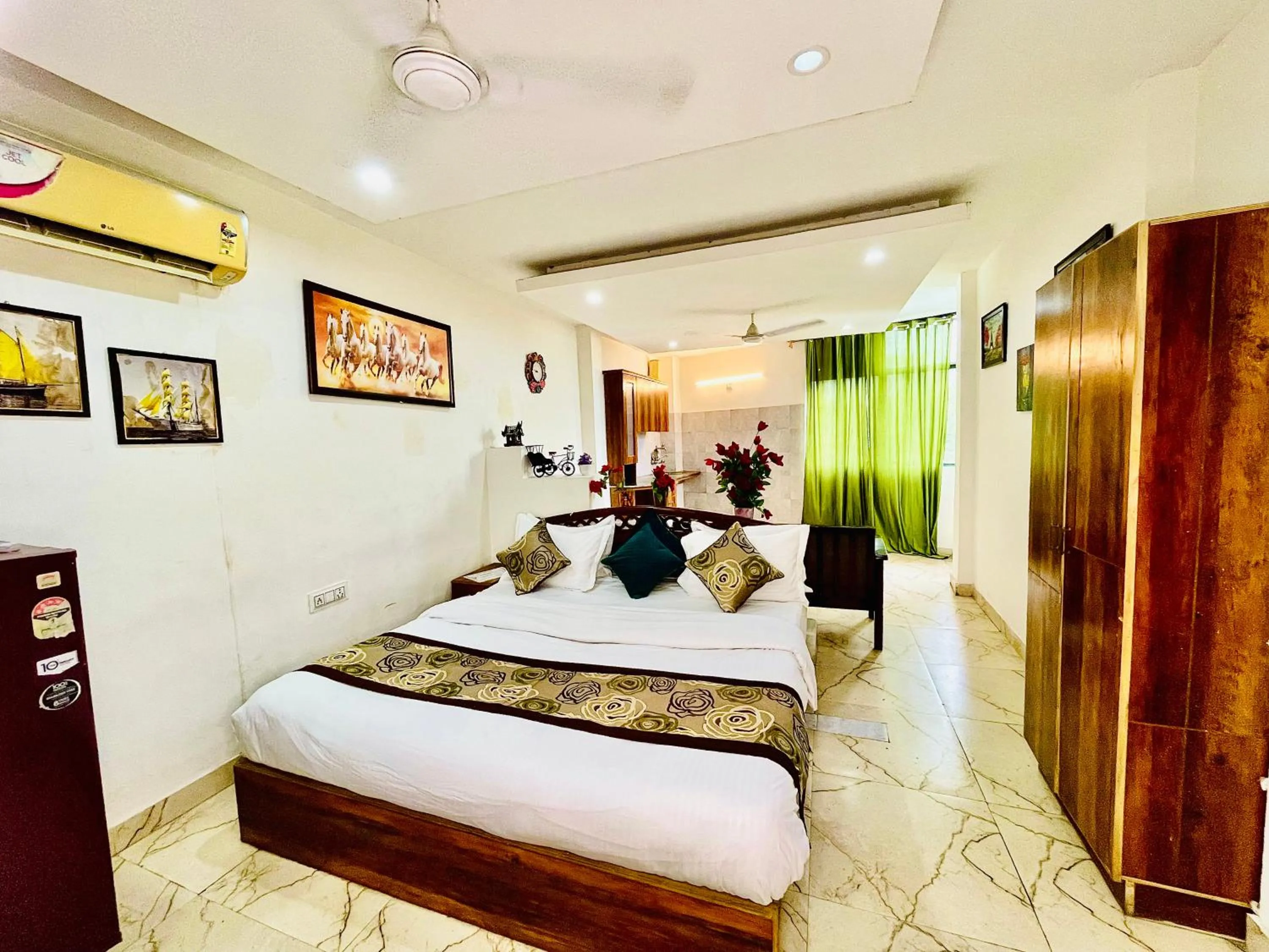 Bed in Hotel Hauz Khas Inn Near Hauz Khas Fort and Deer Park