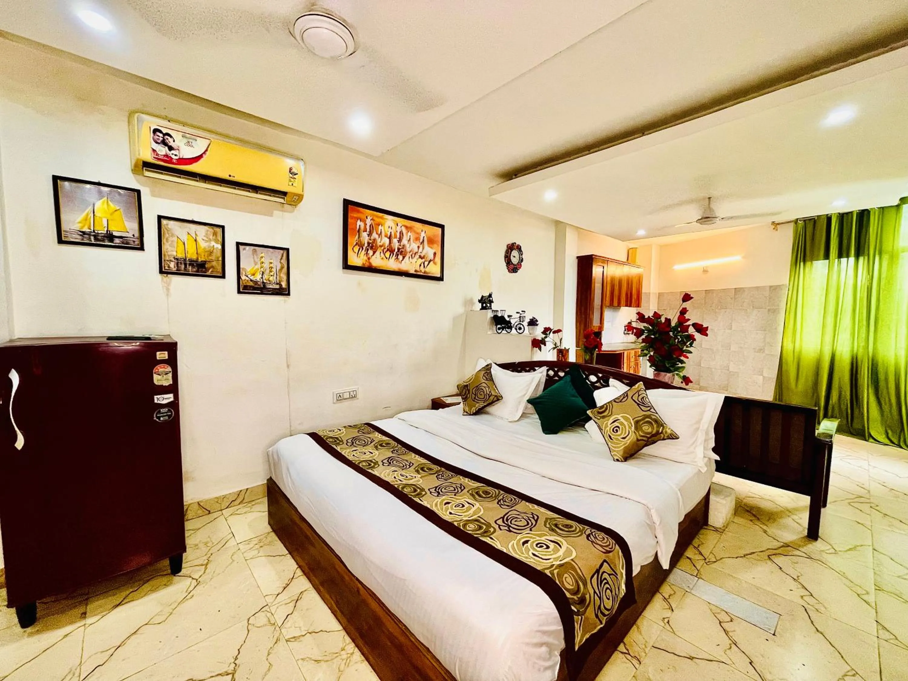 Bed in Hotel Hauz Khas Inn Near Hauz Khas Fort and Deer Park