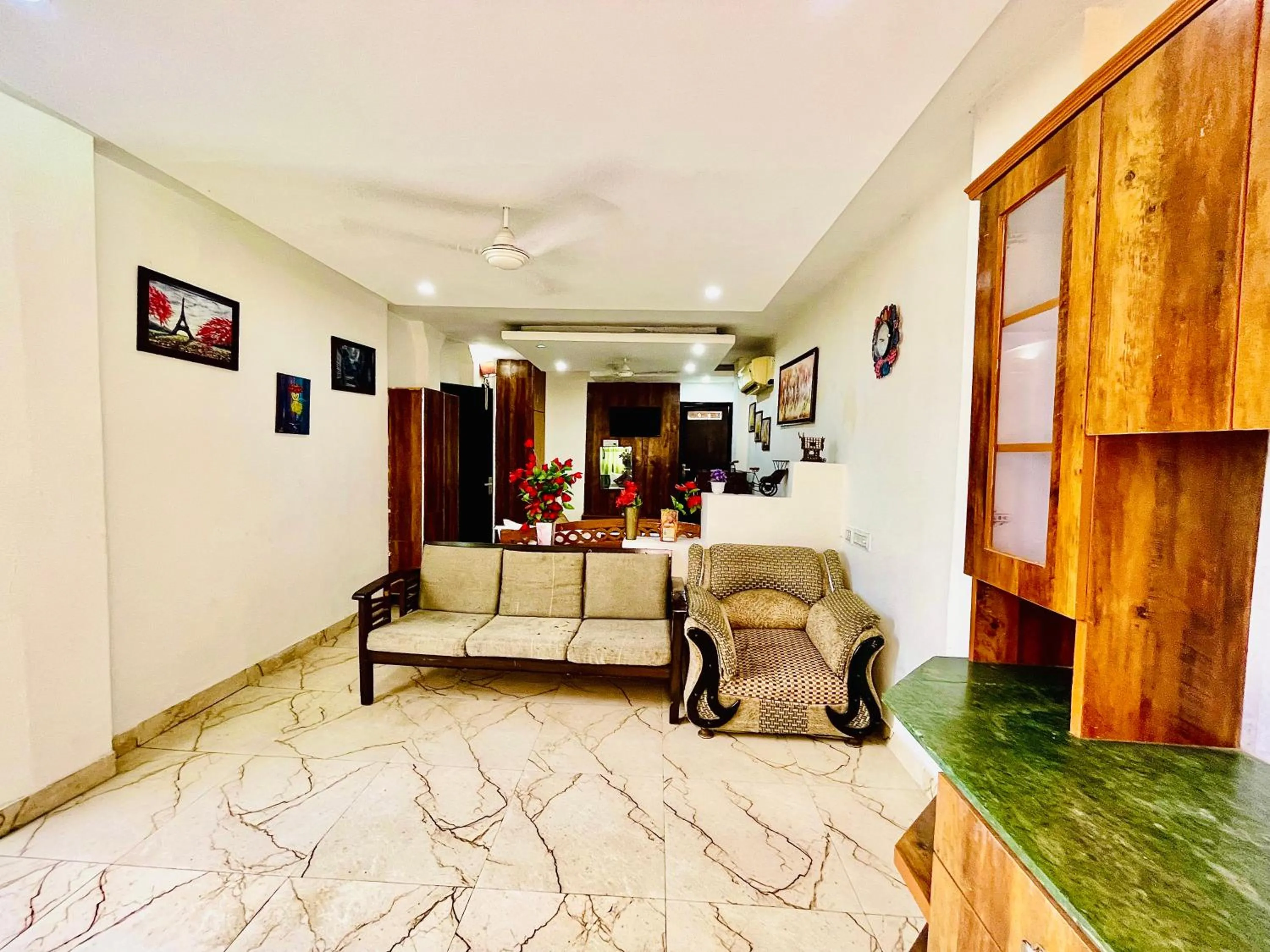 TV and multimedia in Hotel Hauz Khas Inn Near Hauz Khas Fort and Deer Park