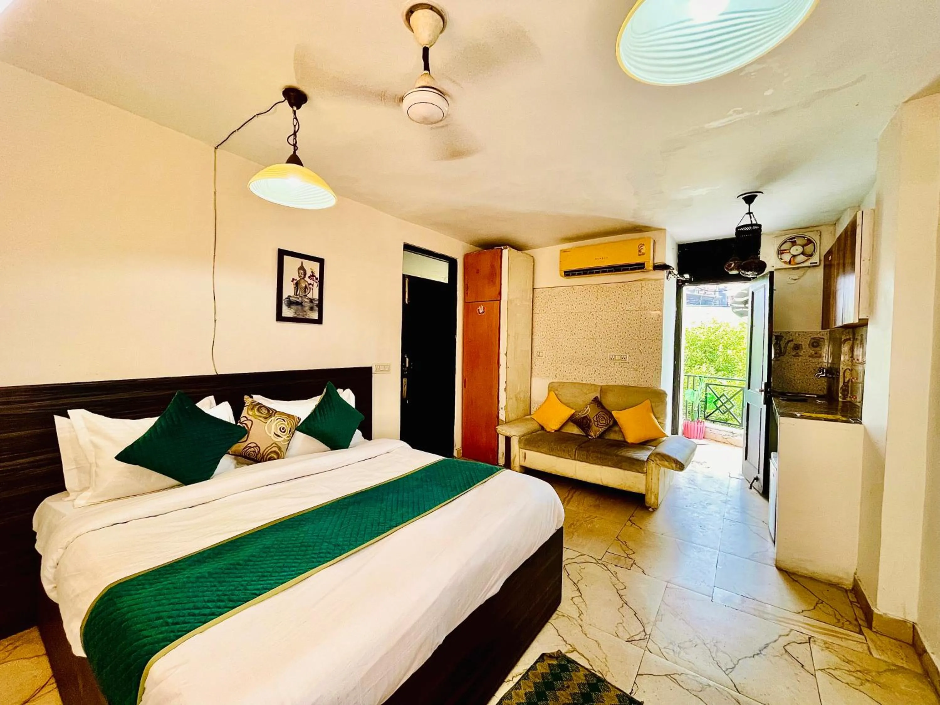 Bed in Hotel Hauz Khas Inn Near Hauz Khas Fort and Deer Park