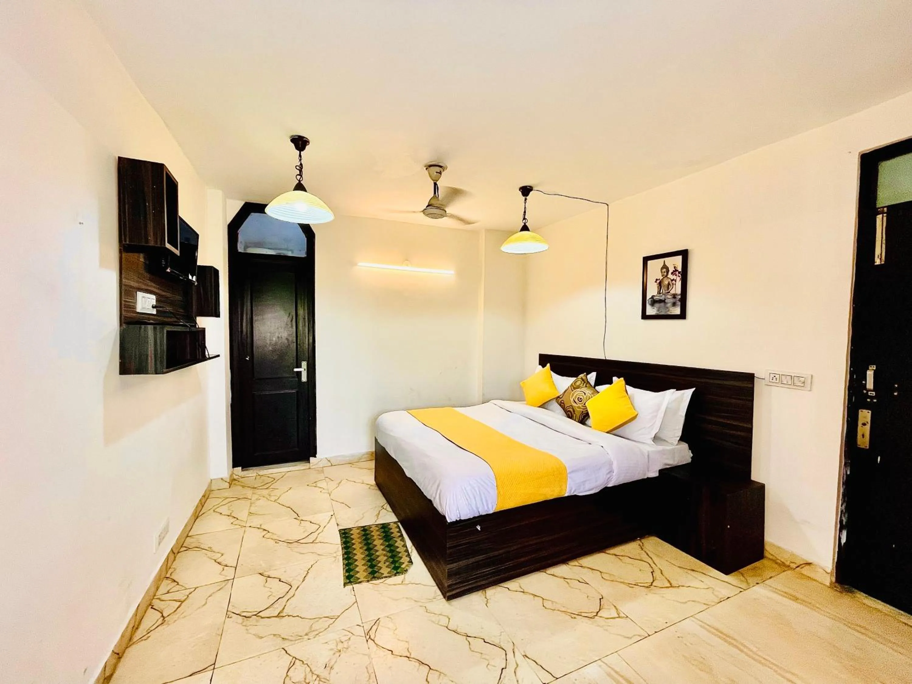 TV and multimedia, Bed in Hotel Hauz Khas Inn Near Hauz Khas Fort and Deer Park