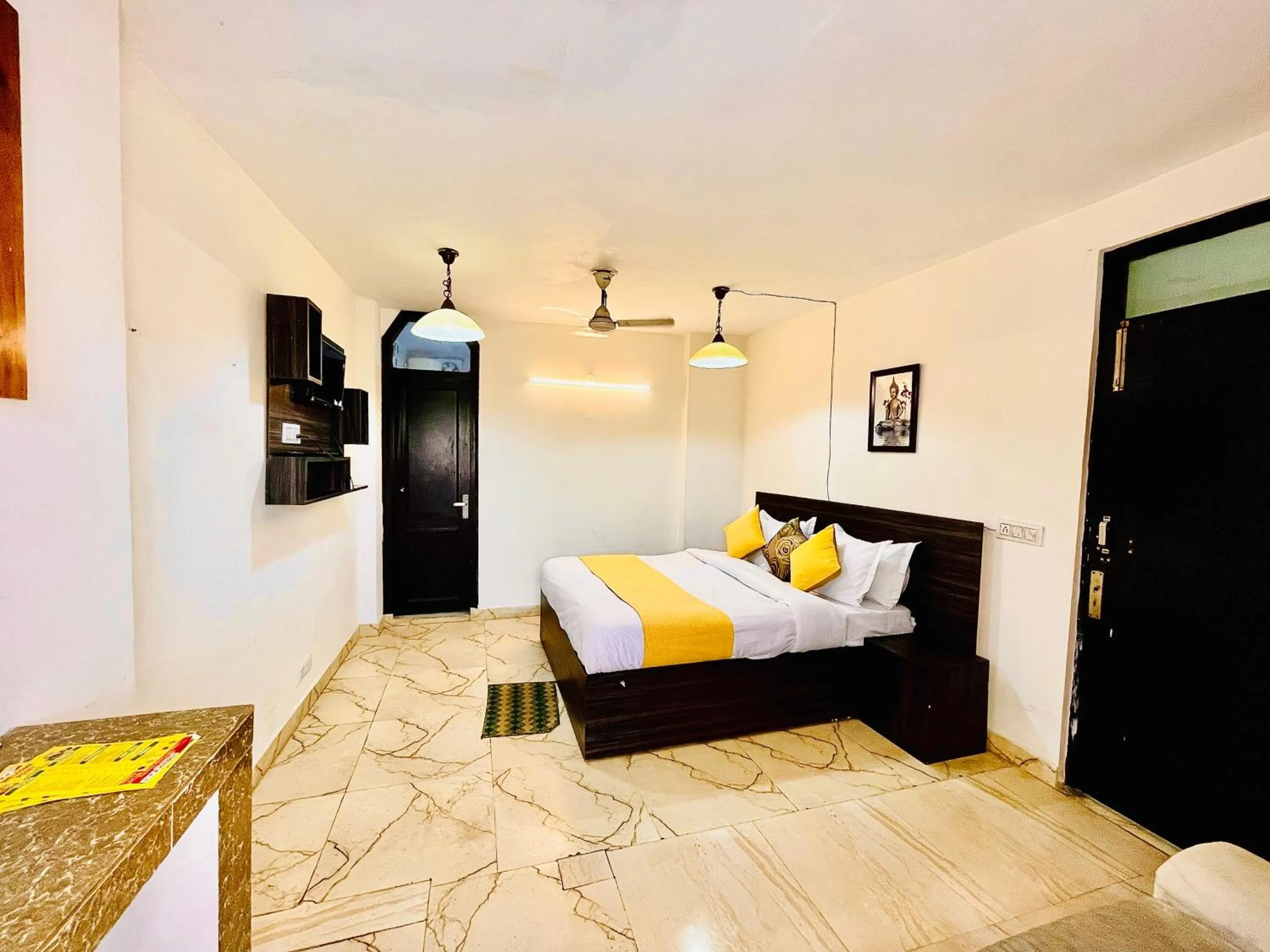 Bed in Hotel Hauz Khas Inn Near Hauz Khas Fort and Deer Park