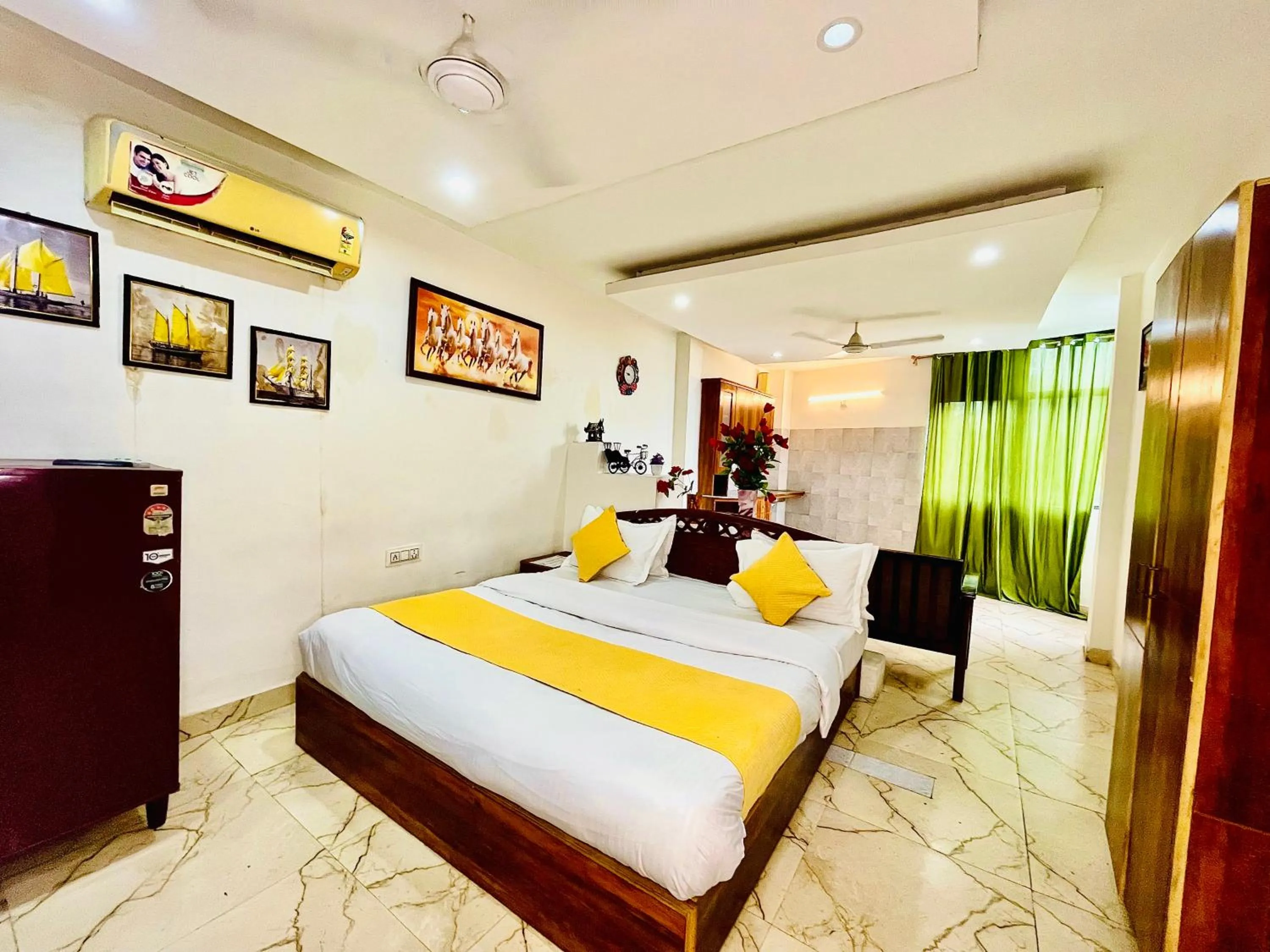 Bed in Hotel Hauz Khas Inn Near Hauz Khas Fort and Deer Park
