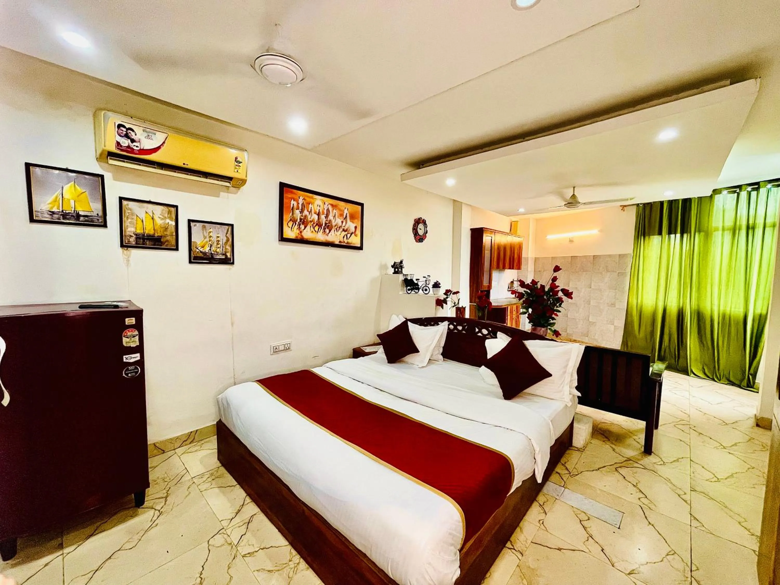 Bed in Hotel Hauz Khas Inn Near Hauz Khas Fort and Deer Park