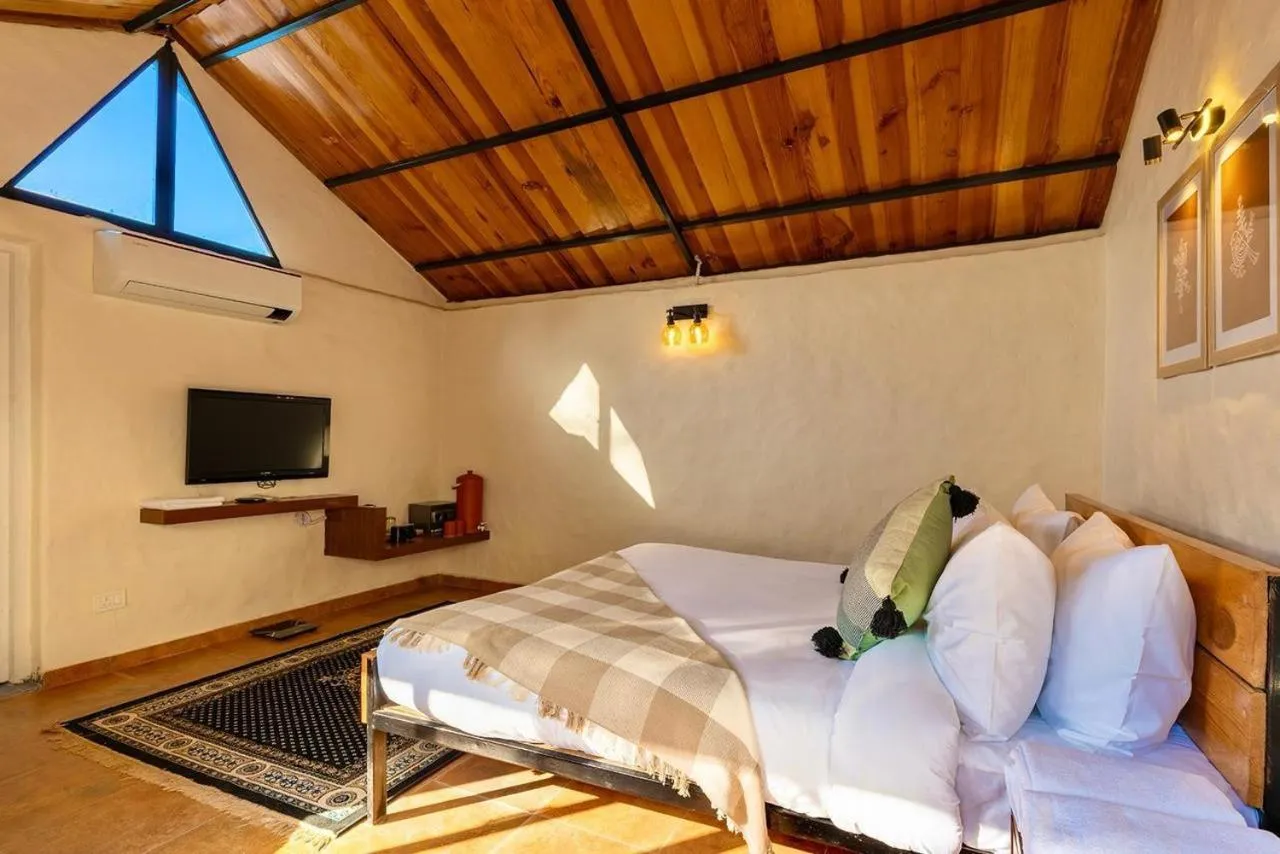 Photo of the whole room, Bed in Maati Resort by The Lake Hill