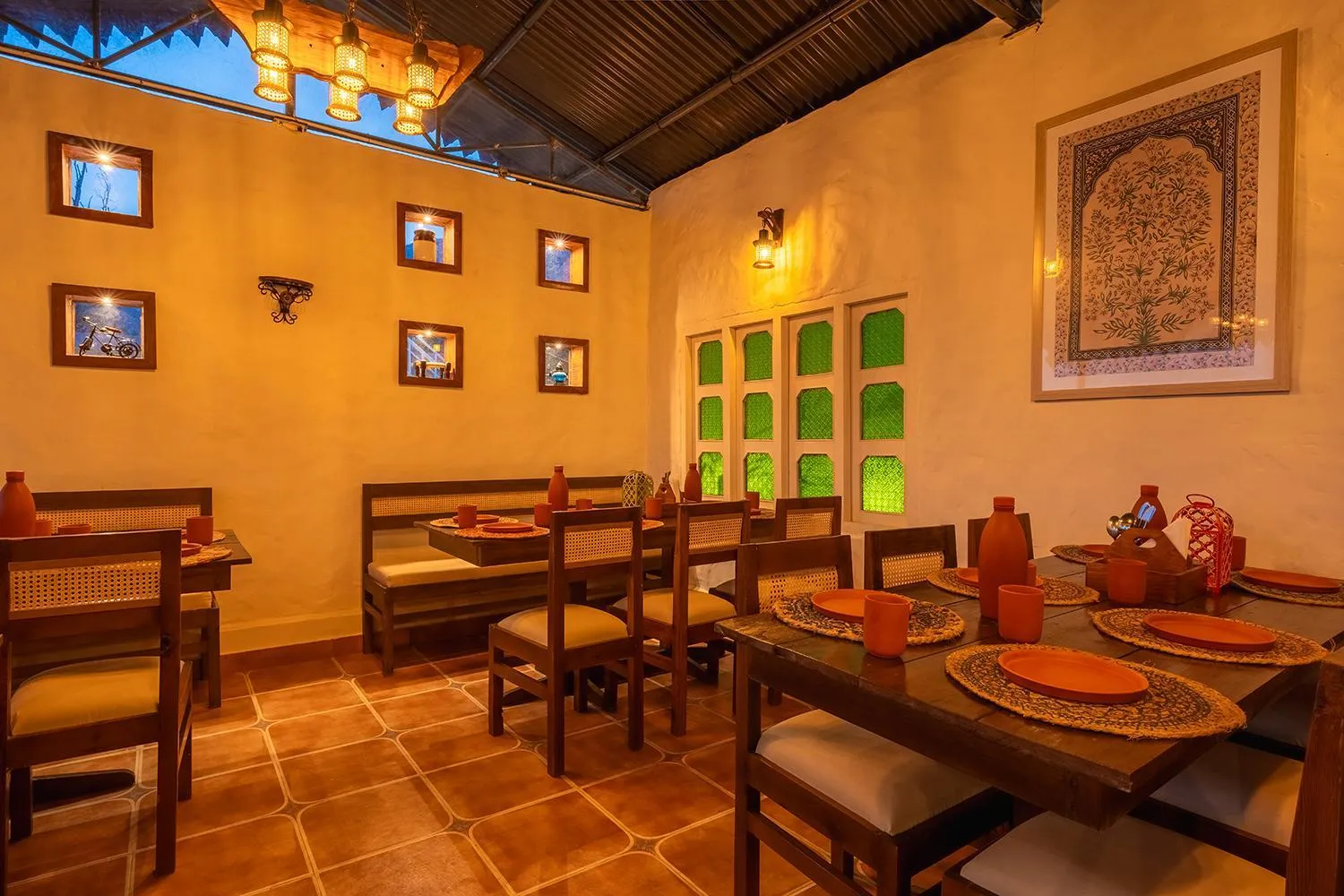 Restaurant/places to eat in Maati Resort by The Lake Hill