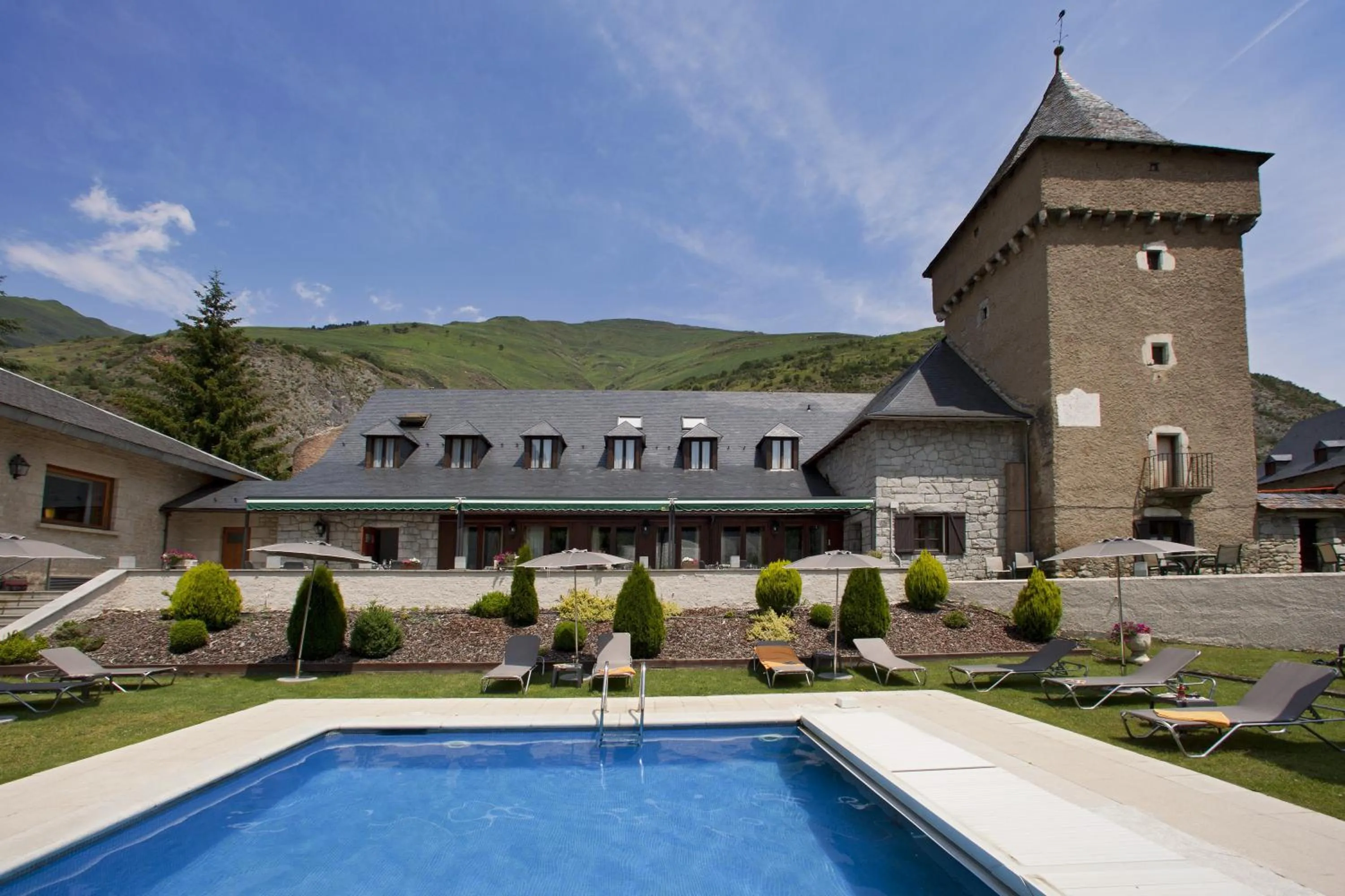Swimming pool in Parador de Artíes