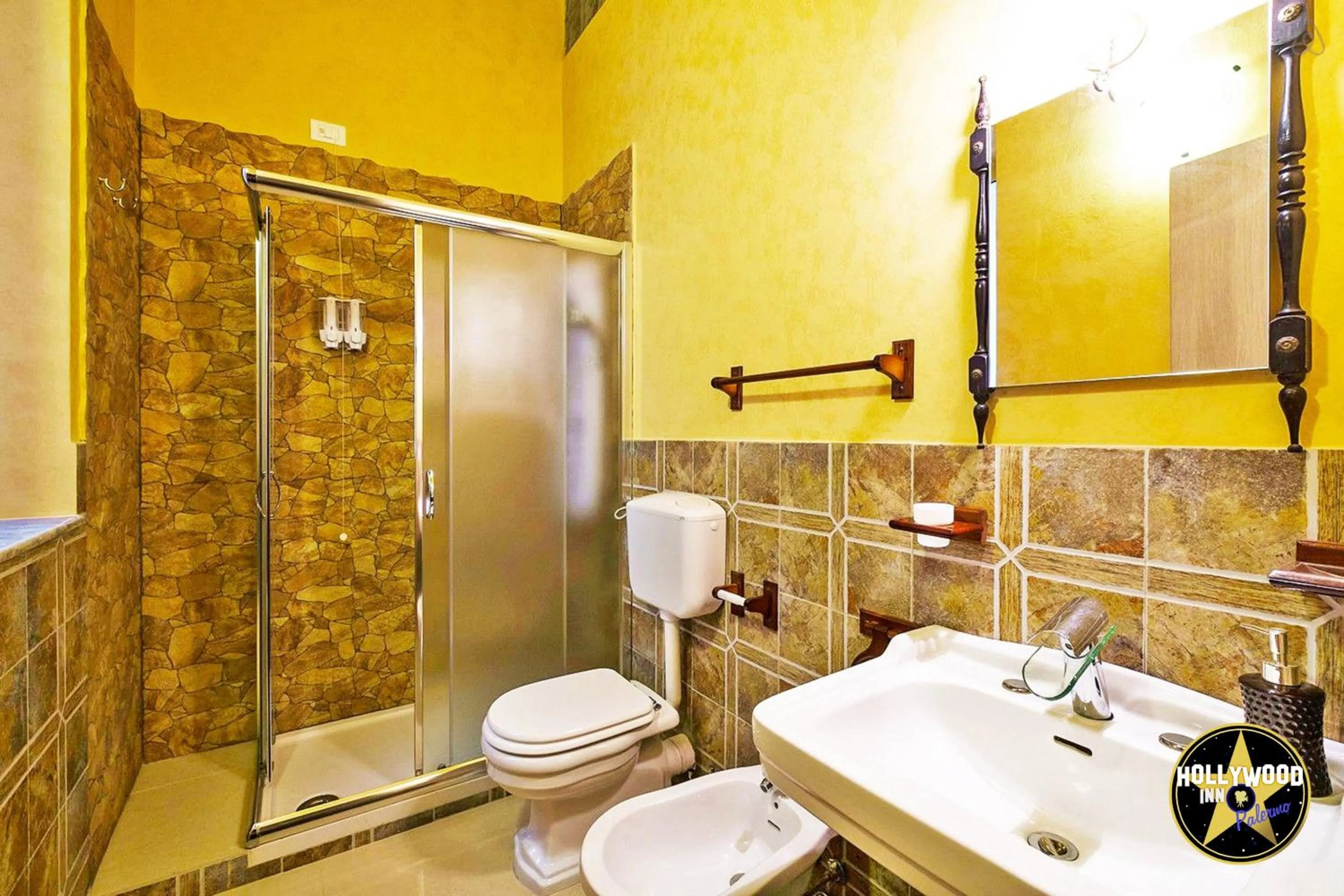 Shower in Hollywood Inn Palermo