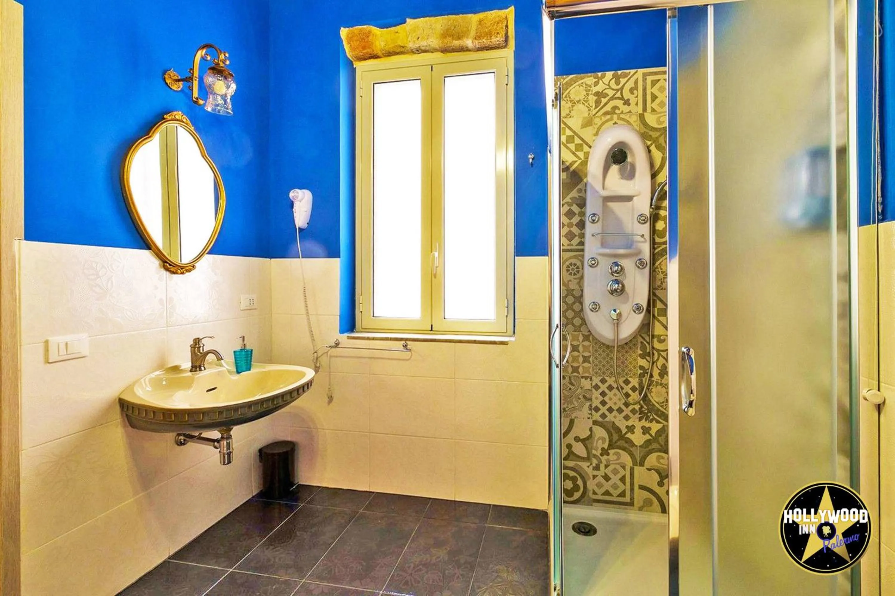 Shower in Hollywood Inn Palermo