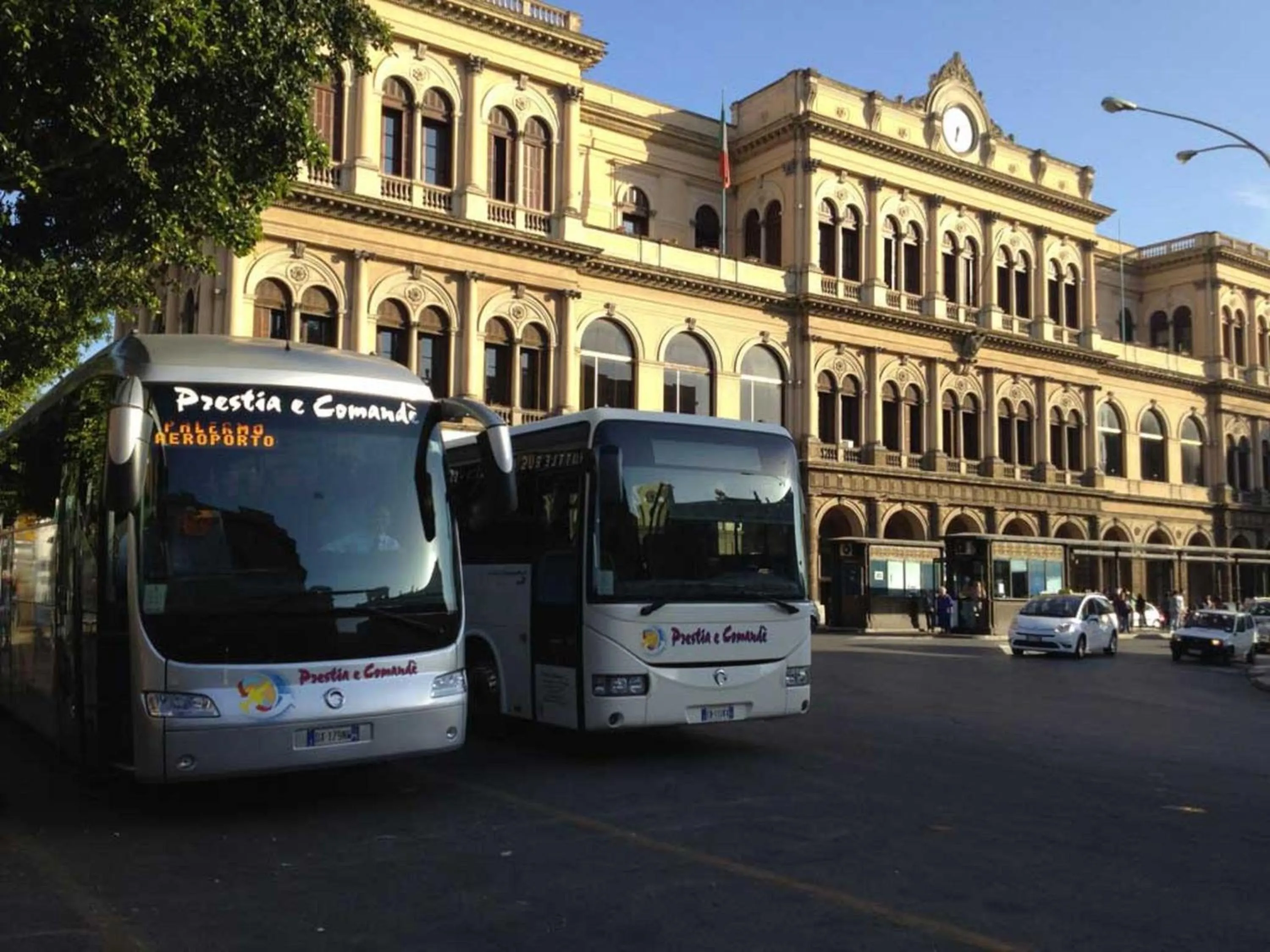 Property building in Hollywood Inn Palermo