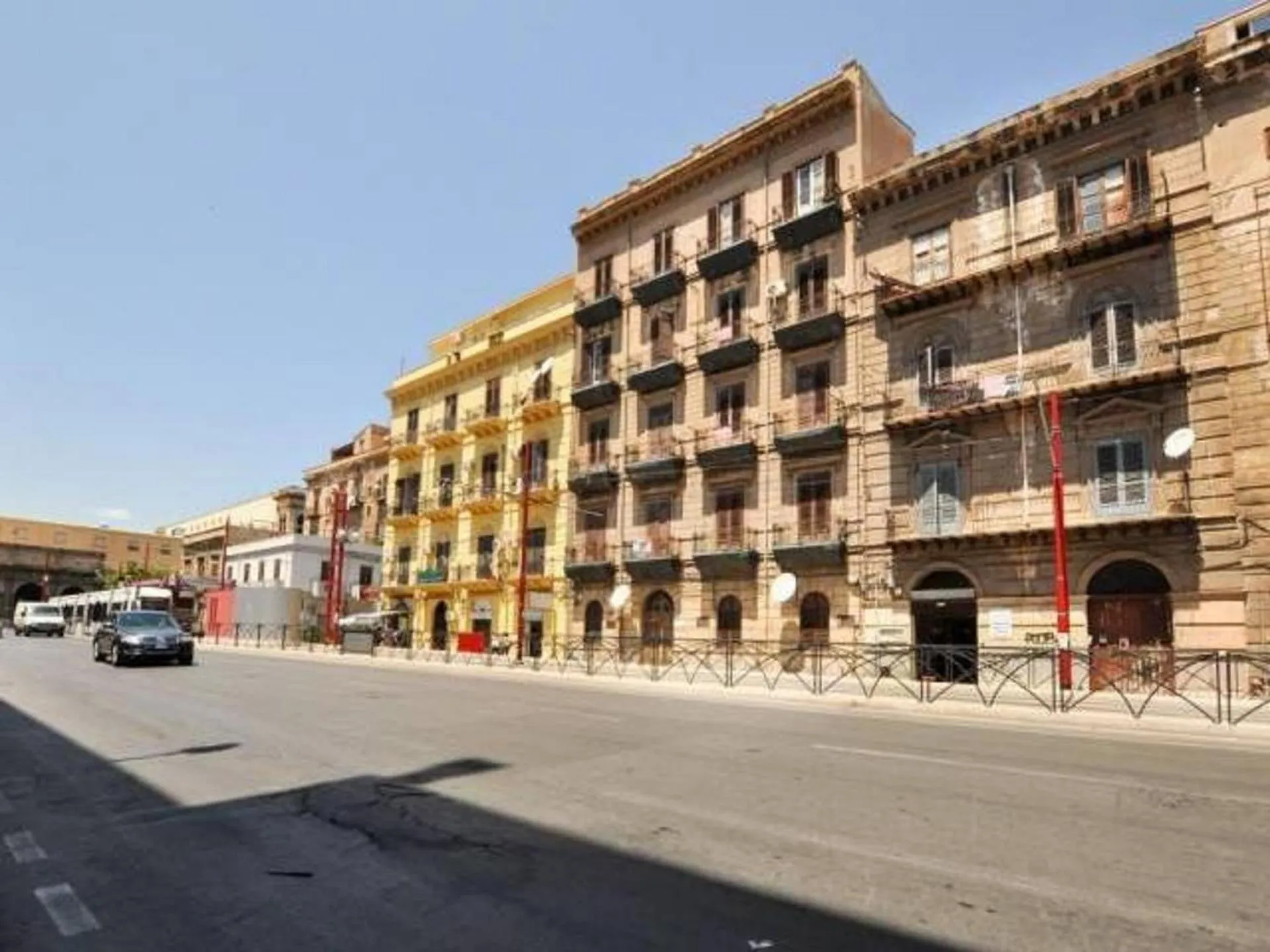 Property building in Hollywood Inn Palermo