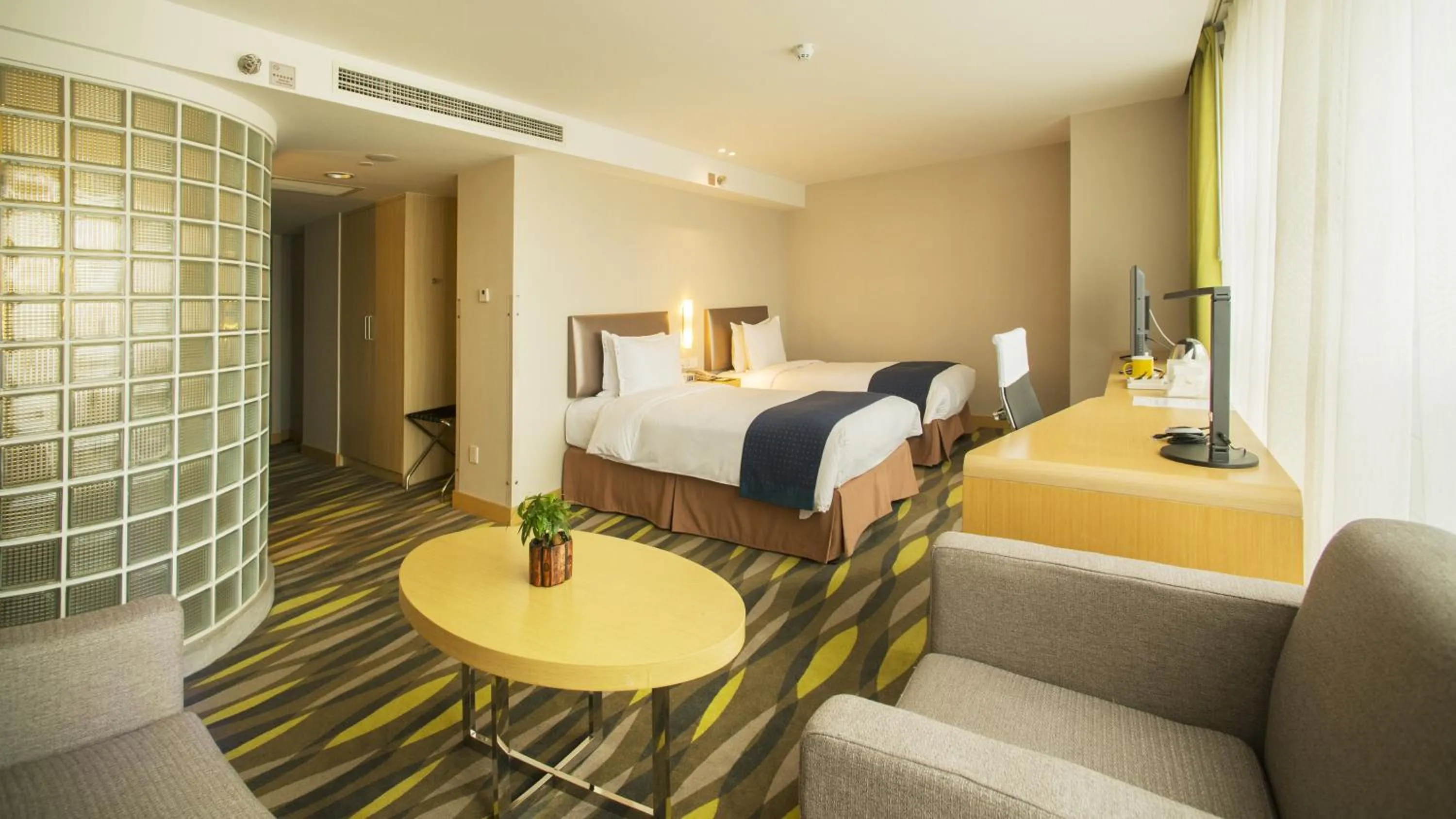 Photo of the whole room, Bed in Holiday Inn Express Changzhou Lanling by IHG
