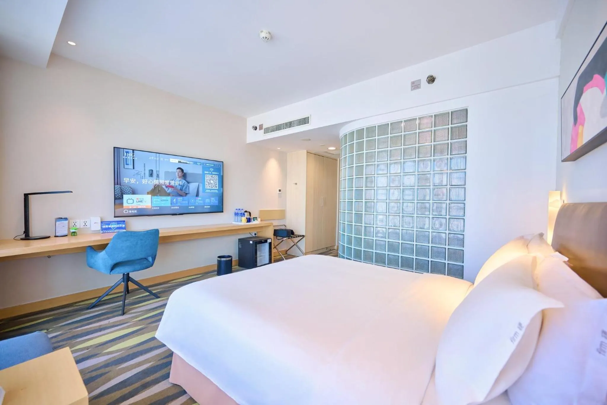 Photo of the whole room, Bed in Holiday Inn Express Changzhou Lanling by IHG