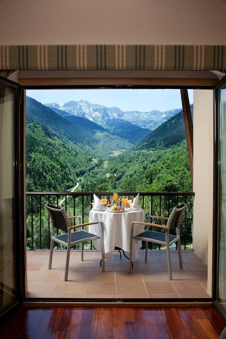 Pool view in Parador de Vielha