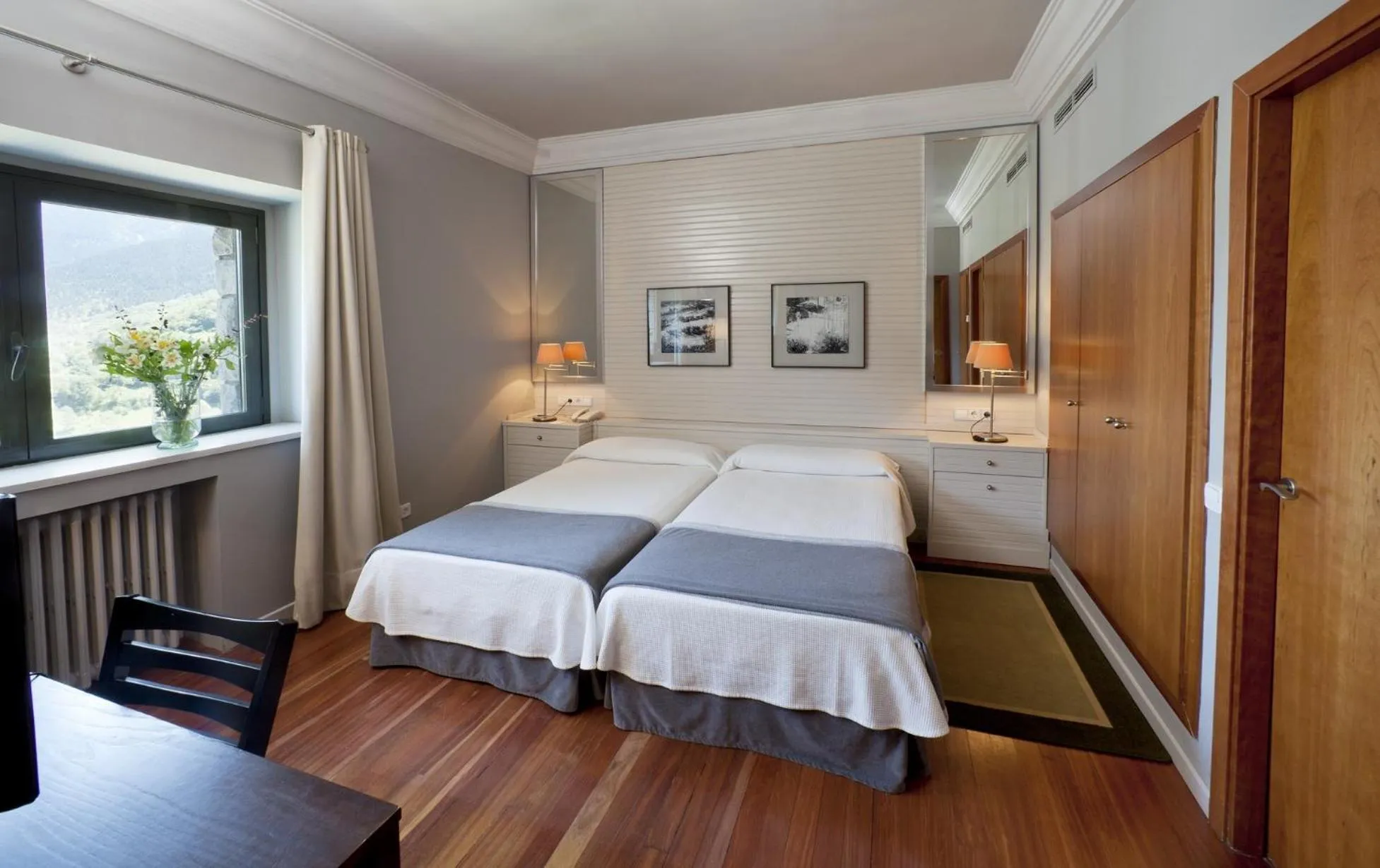 Photo of the whole room, Bed in Parador de Vielha