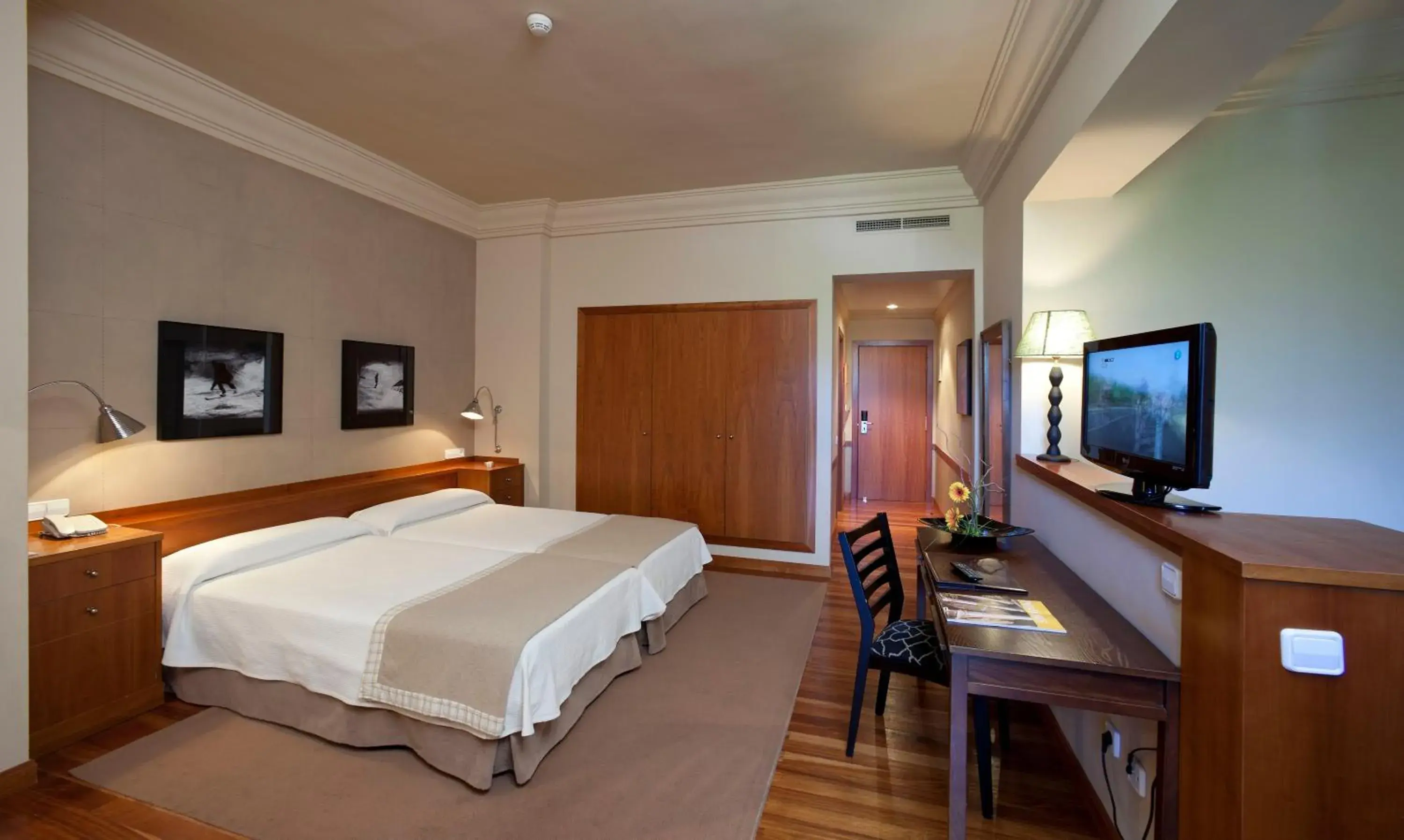 Toilet, Bed in Parador de Vielha Toilet, Bed in Parador de Vielha