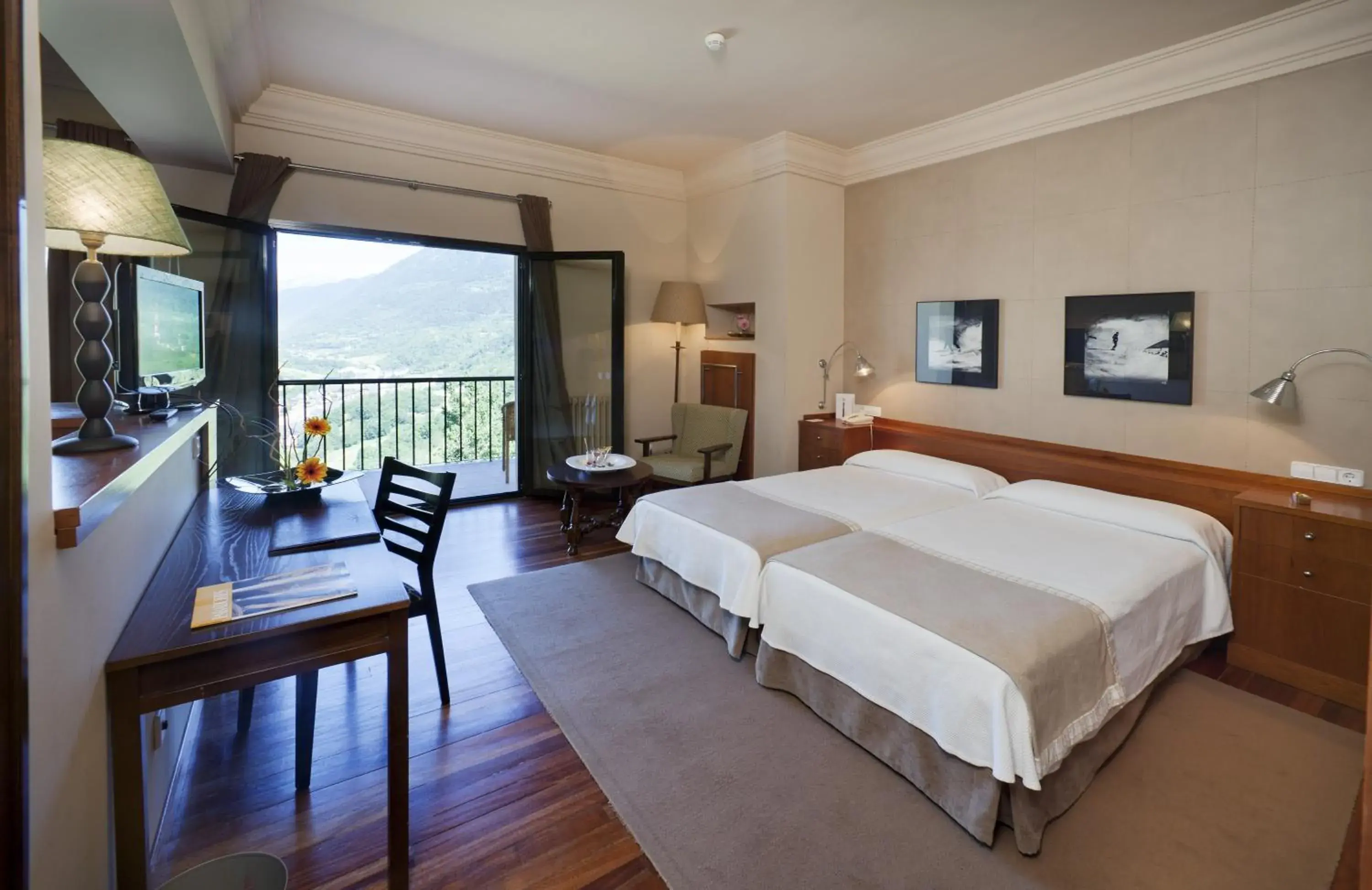 View (from property/room), Bed in Parador de Vielha View (from property/room), Bed in Parador de Vielha