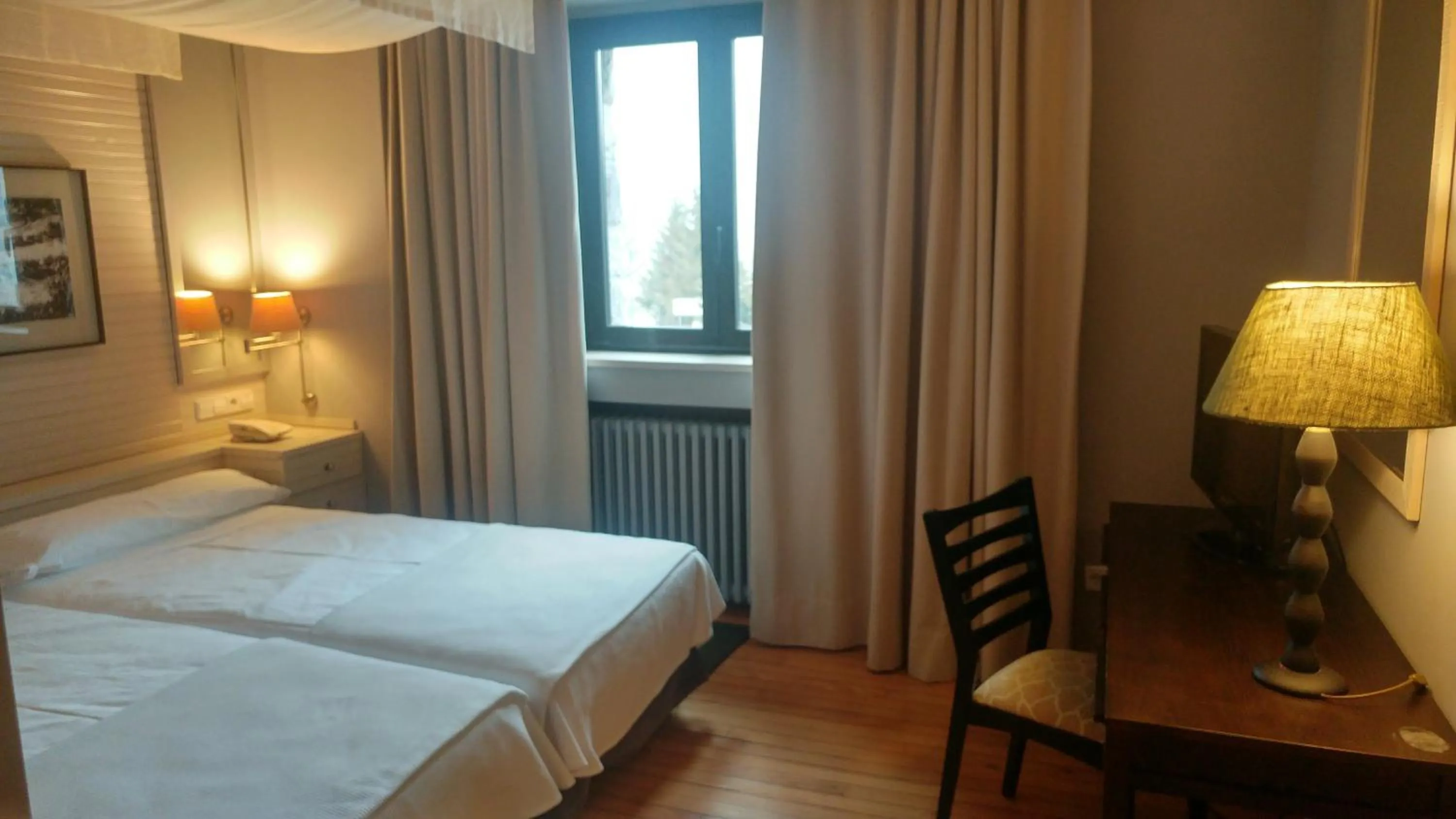 Photo of the whole room, Bed in Parador de Vielha