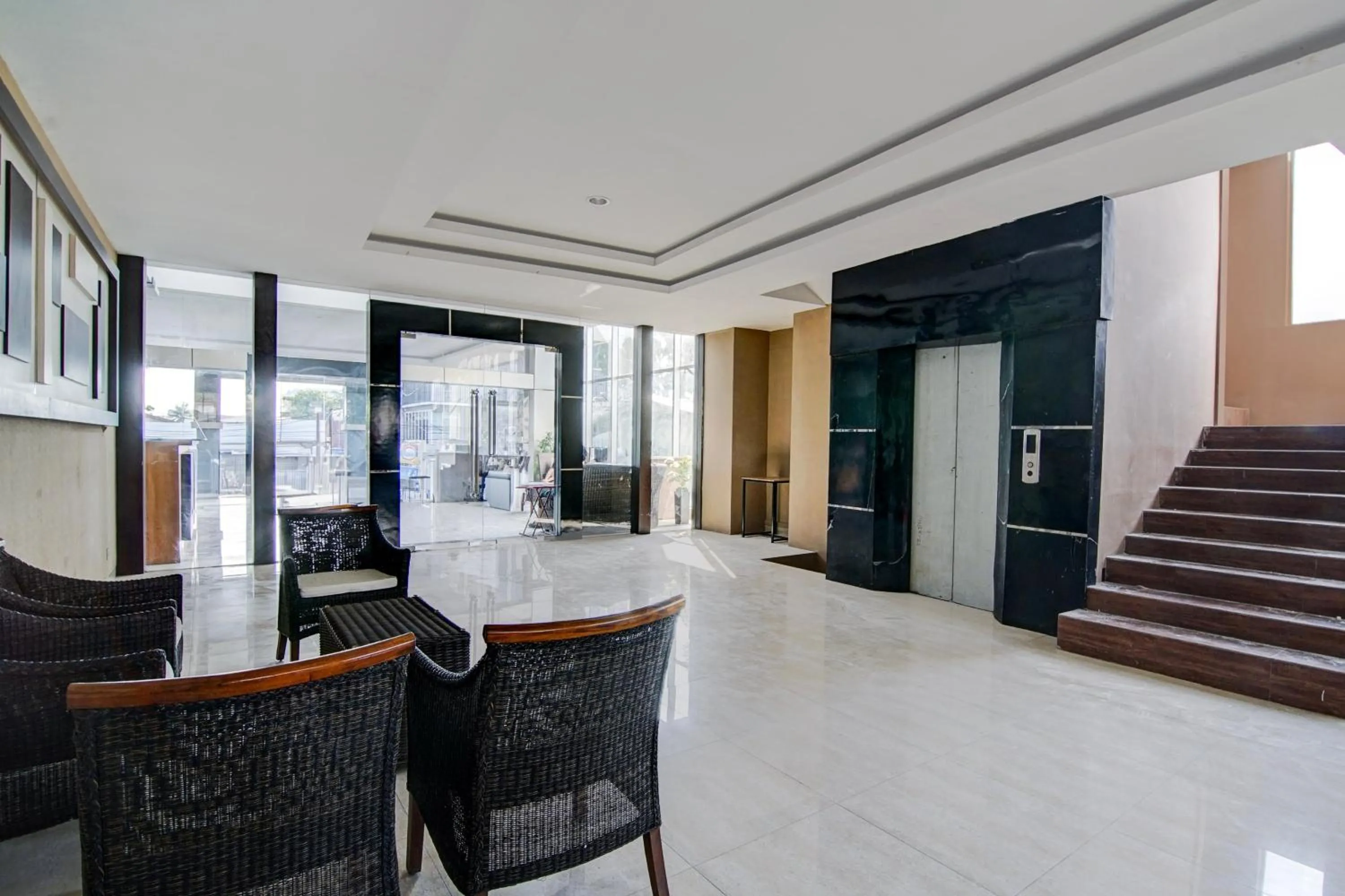 Lobby or reception in Townhouse Oak Pekanbaru near Mall Pekanbaru formerly Hotel Grand Sahara