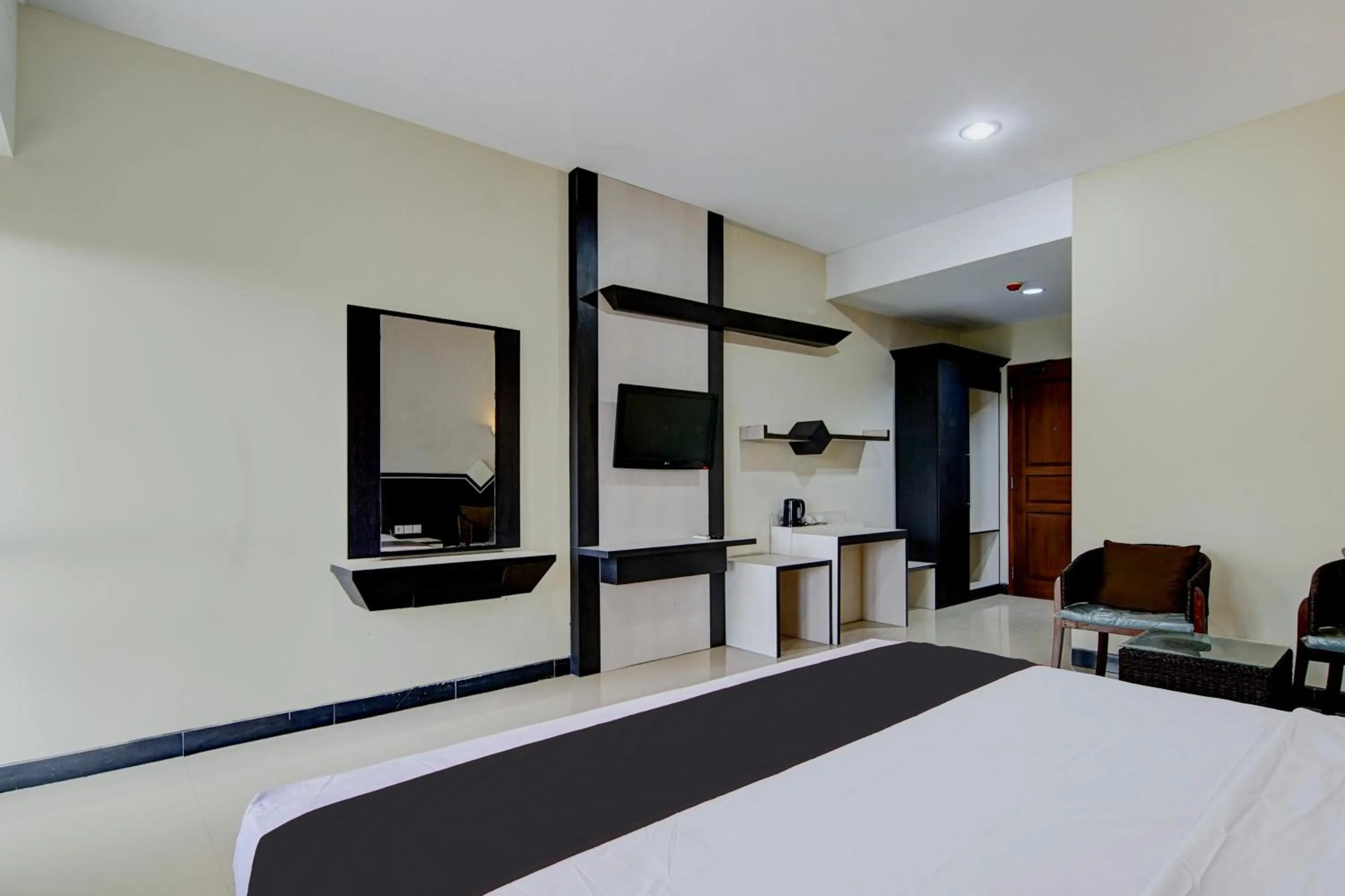 Bedroom, Bed in Townhouse Oak Pekanbaru near Mall Pekanbaru formerly Hotel Grand Sahara