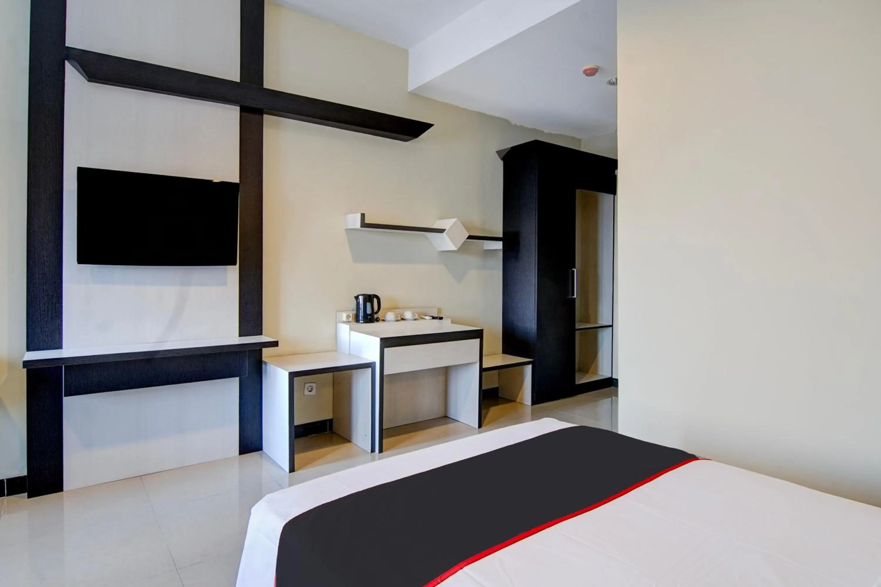 Bedroom, Bed in Townhouse Oak Pekanbaru near Mall Pekanbaru formerly Hotel Grand Sahara