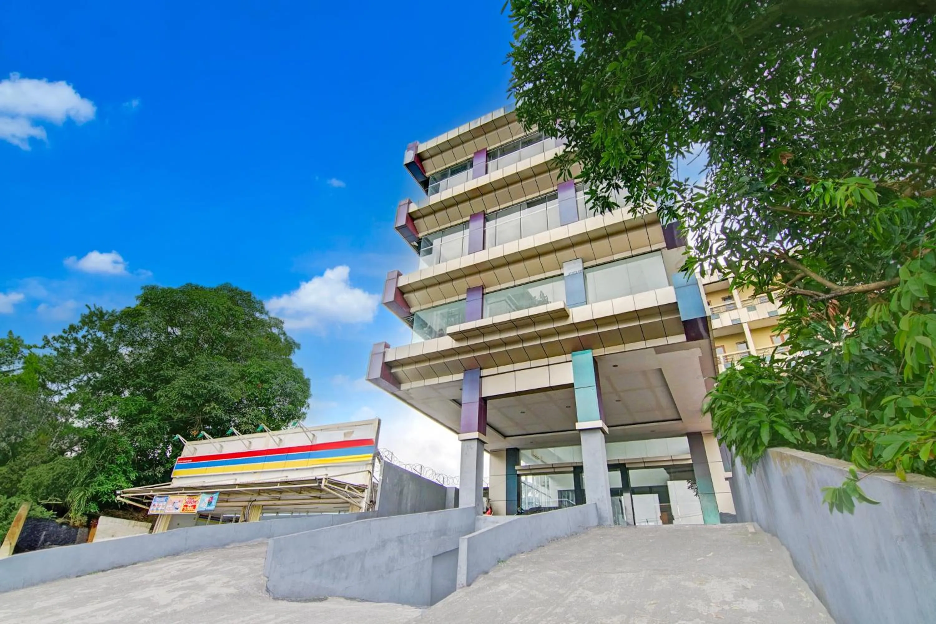Facade/entrance in Townhouse Oak Pekanbaru near Mall Pekanbaru formerly Hotel Grand Sahara