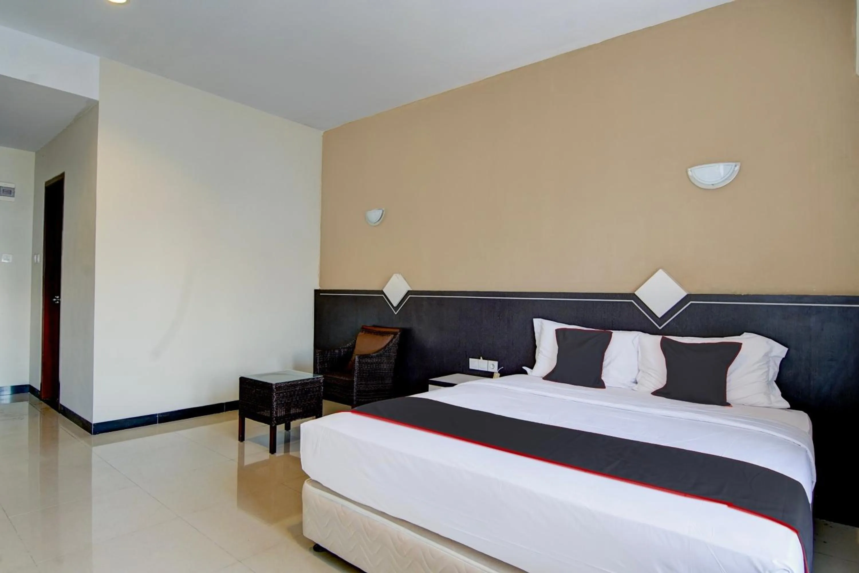 Bedroom, Bed in Townhouse Oak Pekanbaru near Mall Pekanbaru formerly Hotel Grand Sahara