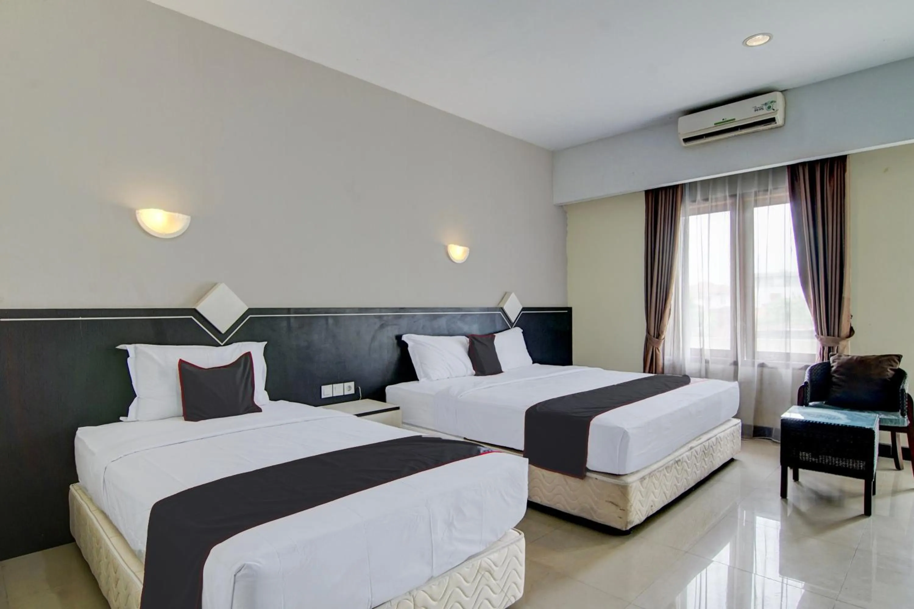 Bedroom, Bed in Townhouse Oak Pekanbaru near Mall Pekanbaru formerly Hotel Grand Sahara