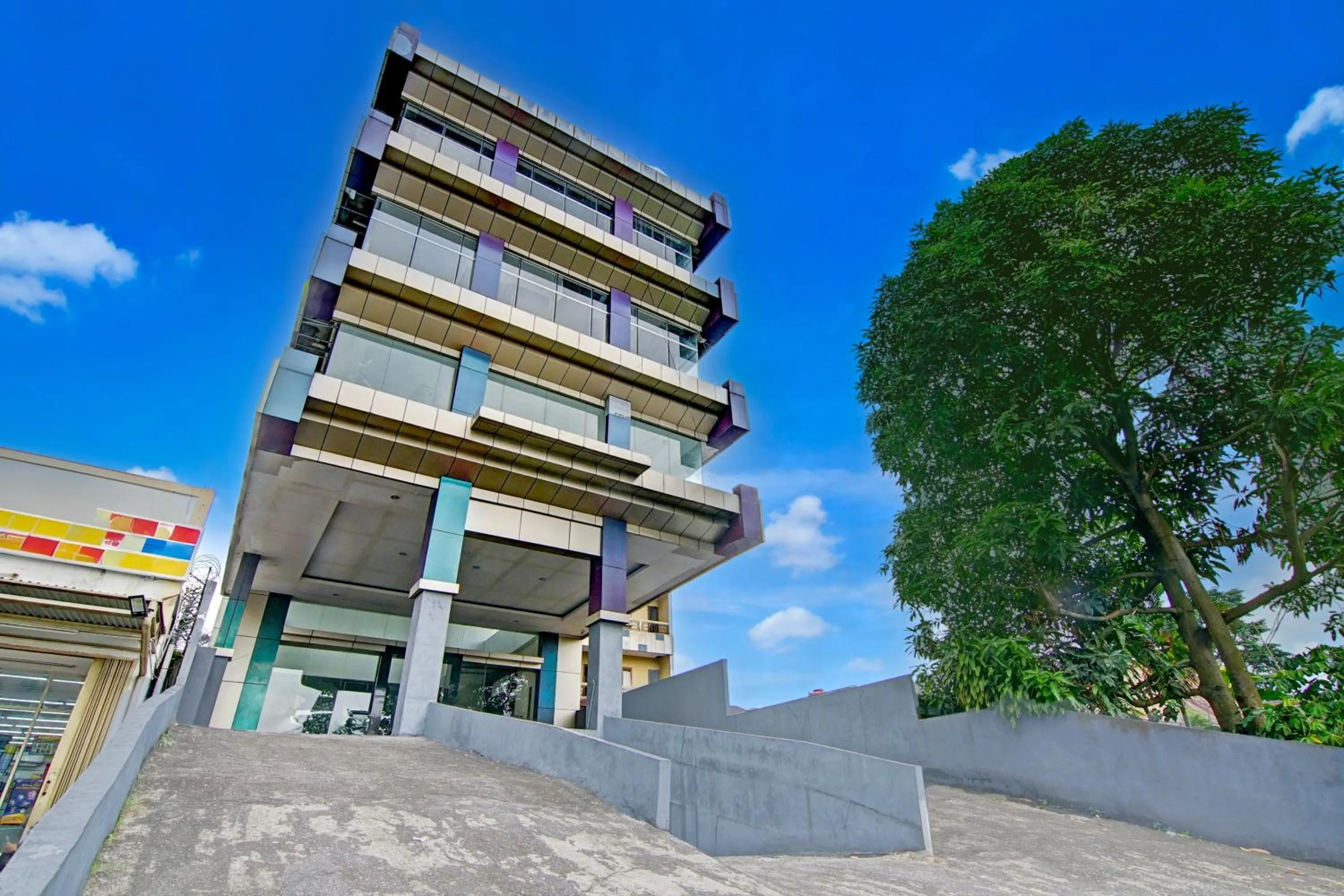Facade/entrance in Townhouse Oak Pekanbaru near Mall Pekanbaru formerly Hotel Grand Sahara