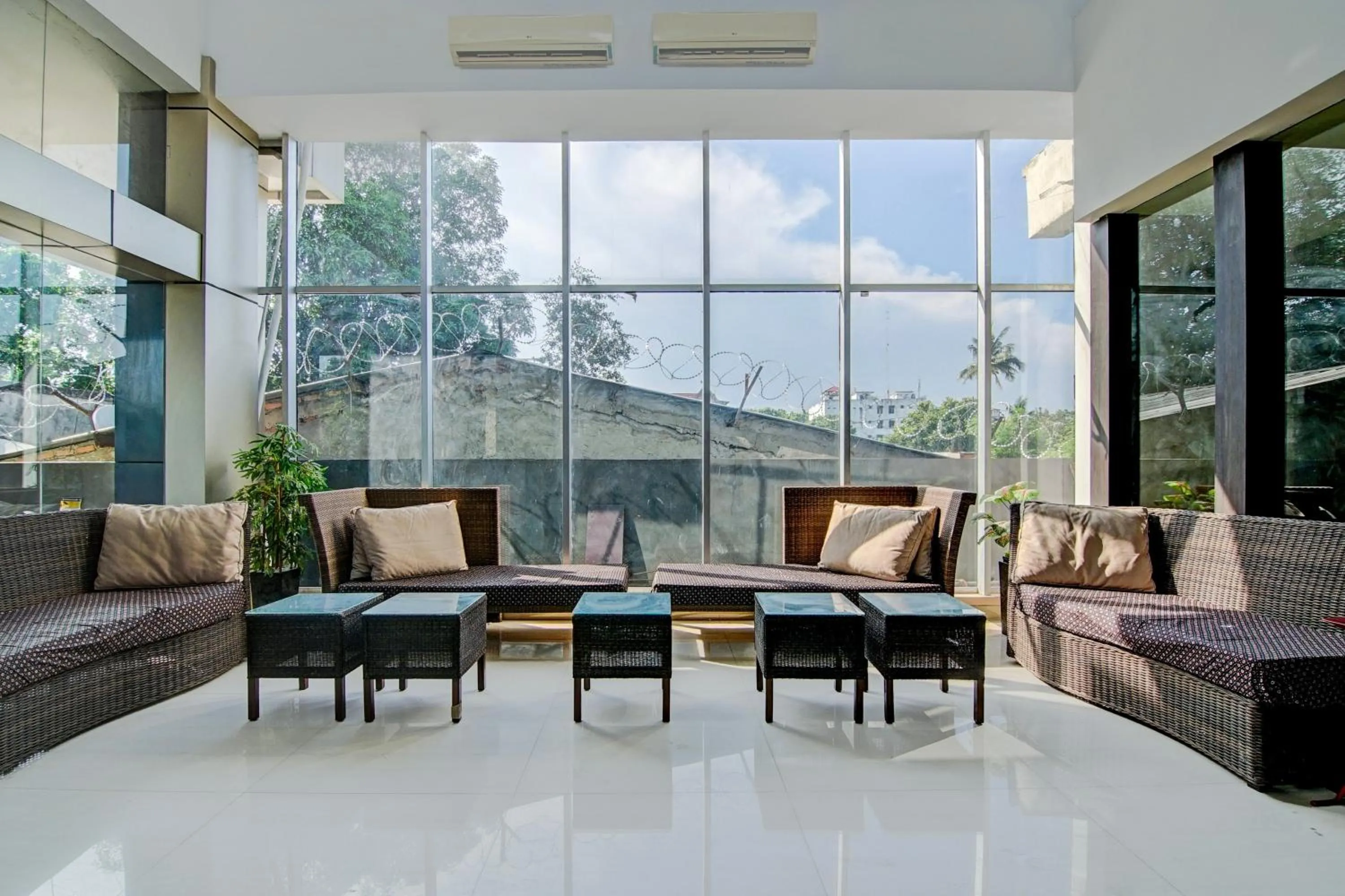 Lobby or reception in Townhouse Oak Pekanbaru near Mall Pekanbaru formerly Hotel Grand Sahara