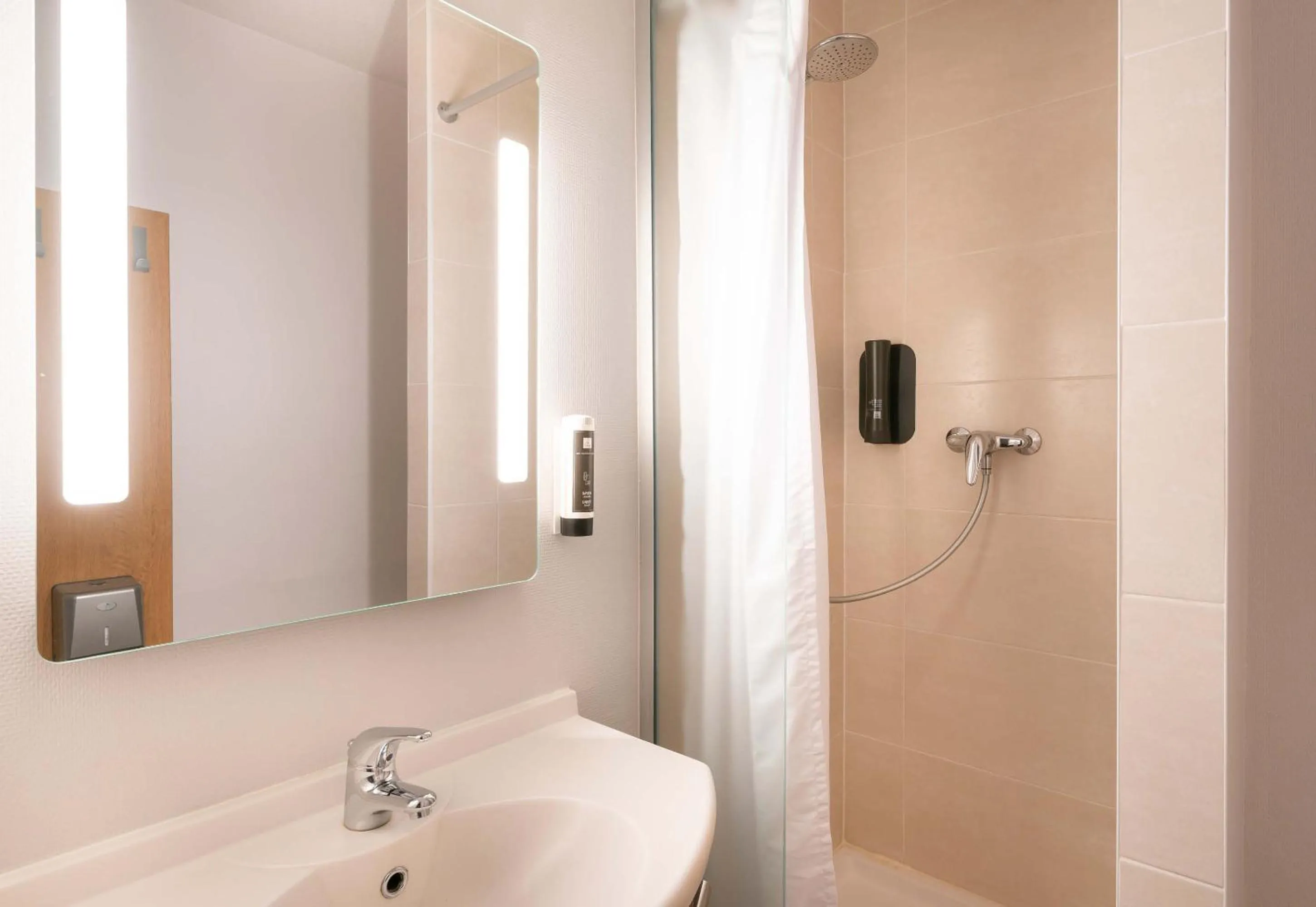 Bathroom in B&B HOTEL Vannes Ouest Golfe du Morbihan