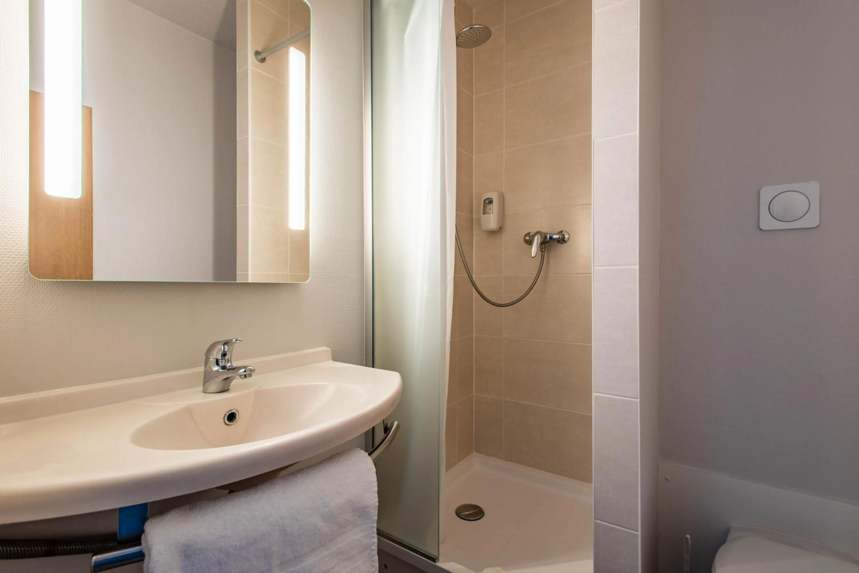 Bathroom in B&B HOTEL Vannes Ouest Golfe du Morbihan