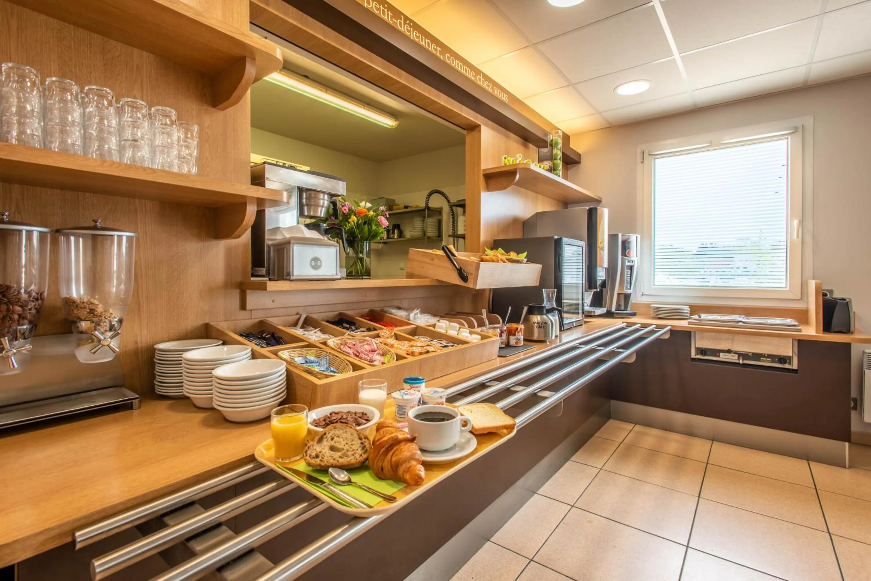 Buffet breakfast in B&B HOTEL Vannes Ouest Golfe du Morbihan