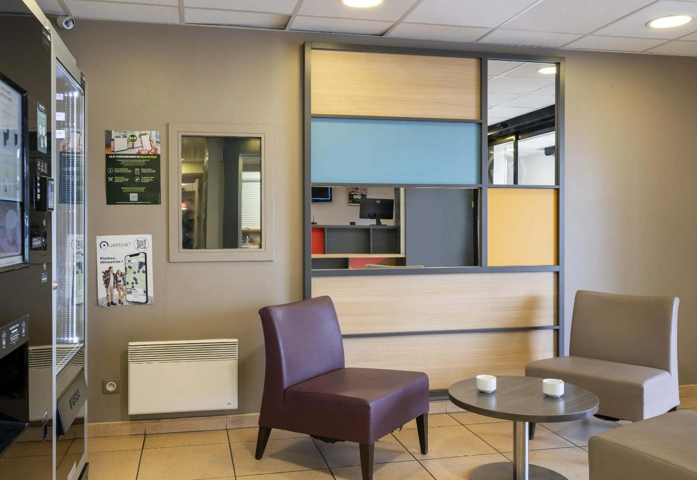 Seating area in B&B HOTEL Vannes Ouest Golfe du Morbihan