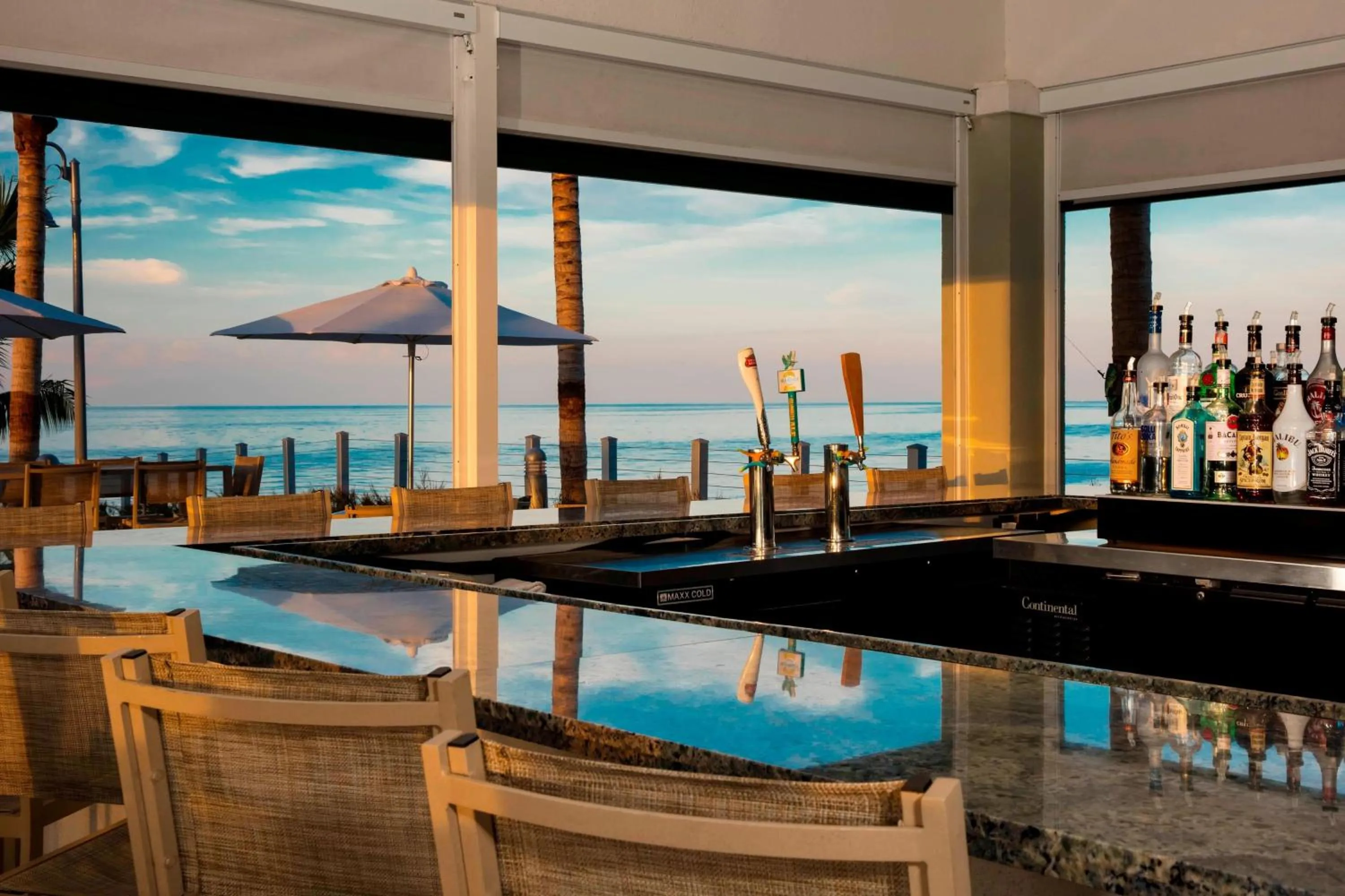 Lounge or bar in Courtyard by Marriott Faro Blanco Resort