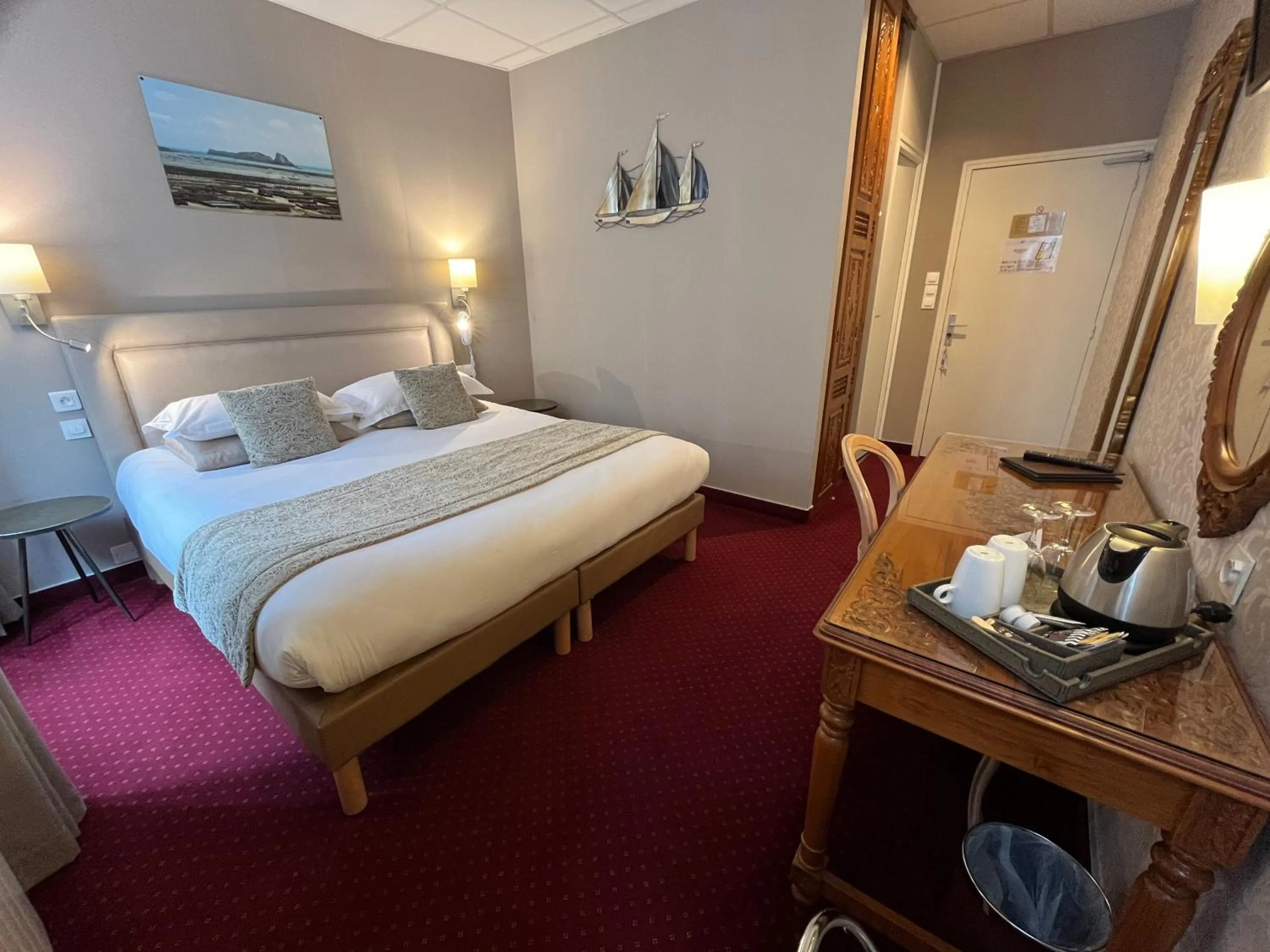 Photo of the whole room, Bed in Hotel des Abers