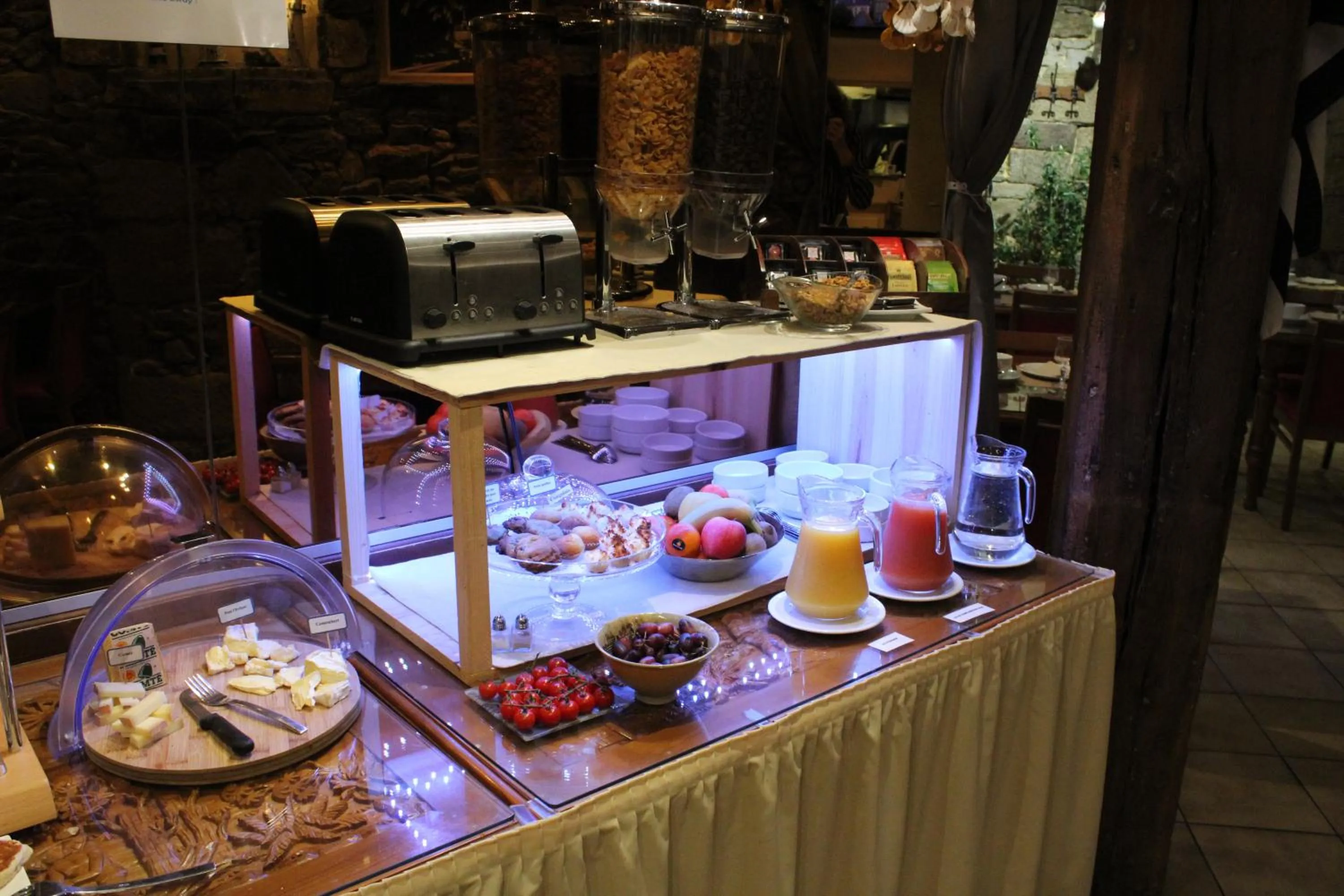 Buffet breakfast in Hotel des Abers