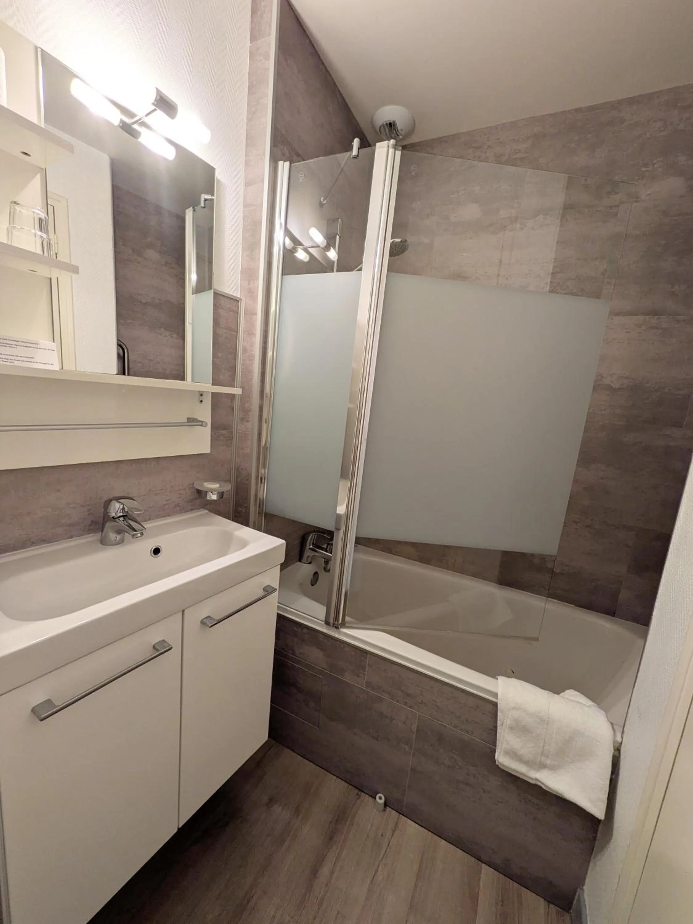 Bathroom in Hotel des Abers