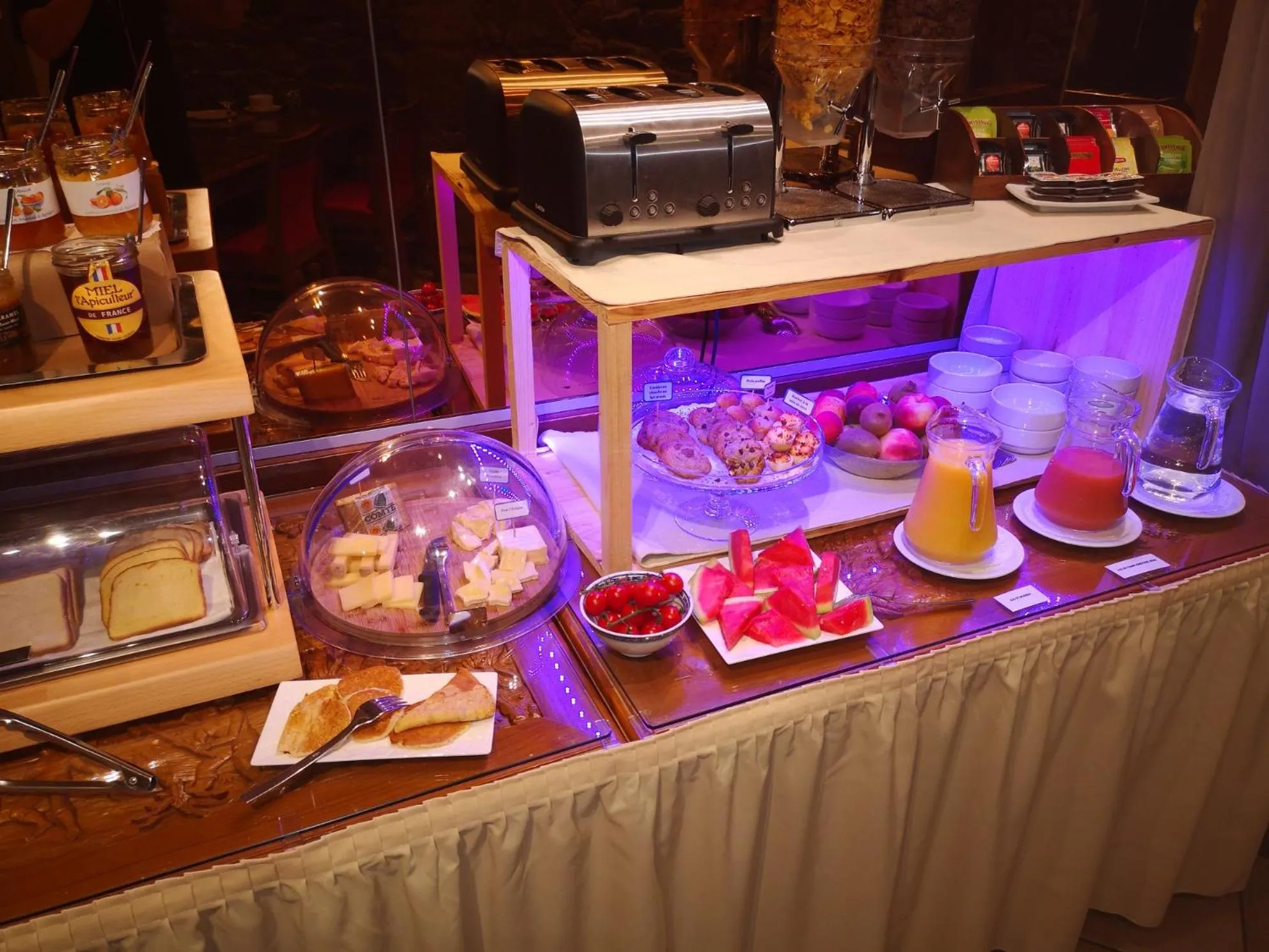 Buffet breakfast in Hotel des Abers