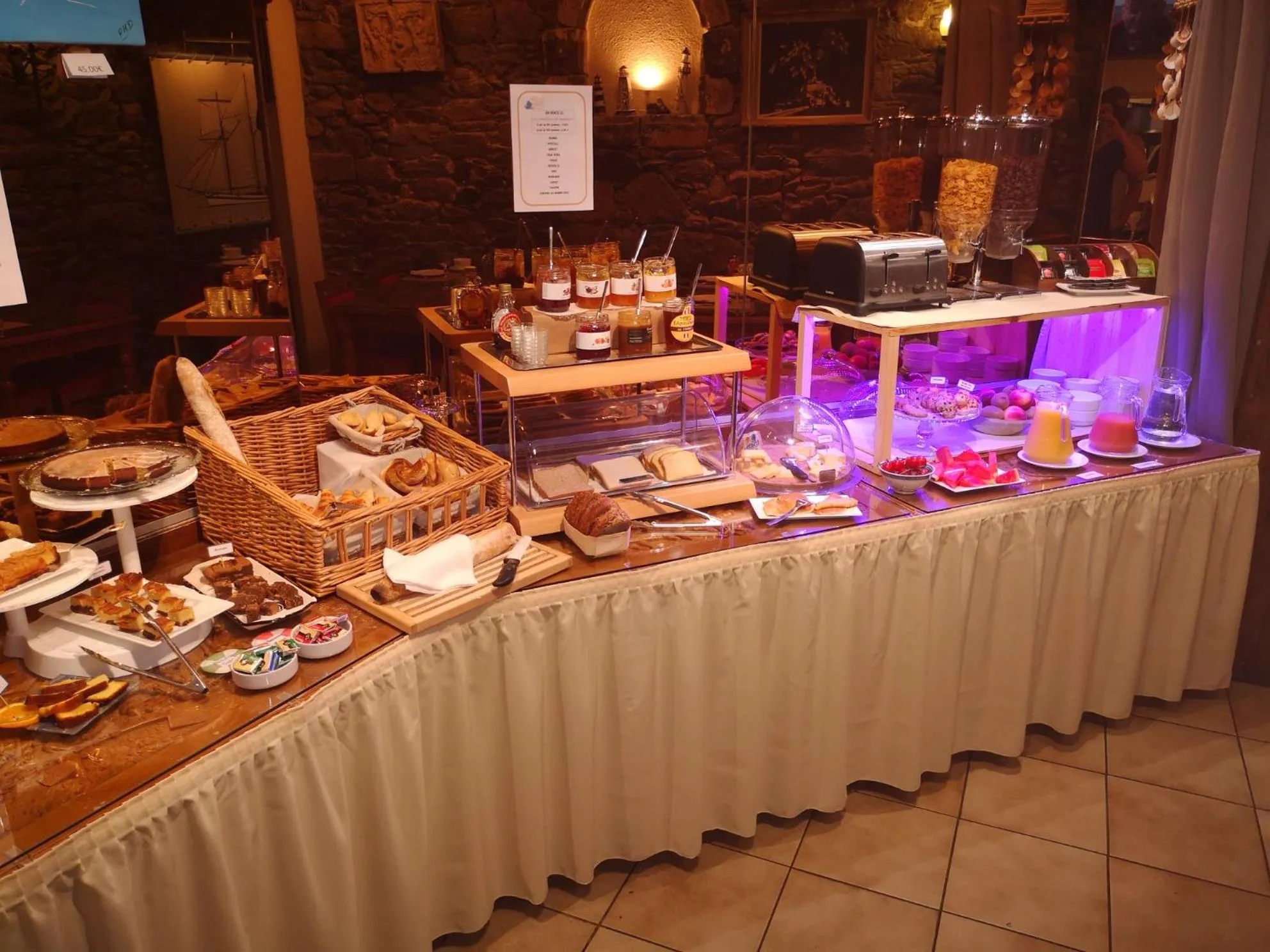 Buffet breakfast in Hotel des Abers