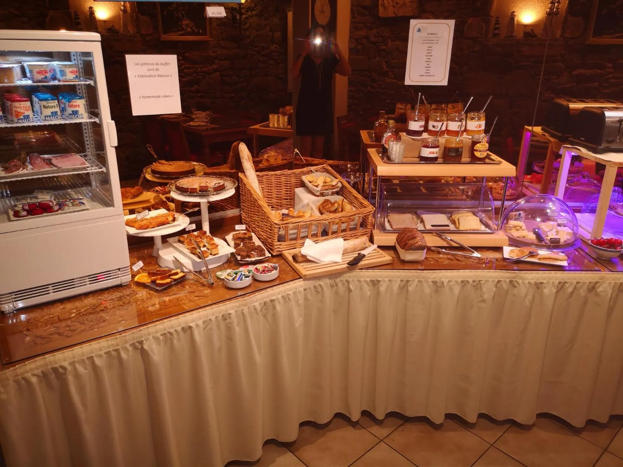 Buffet breakfast in Hotel des Abers