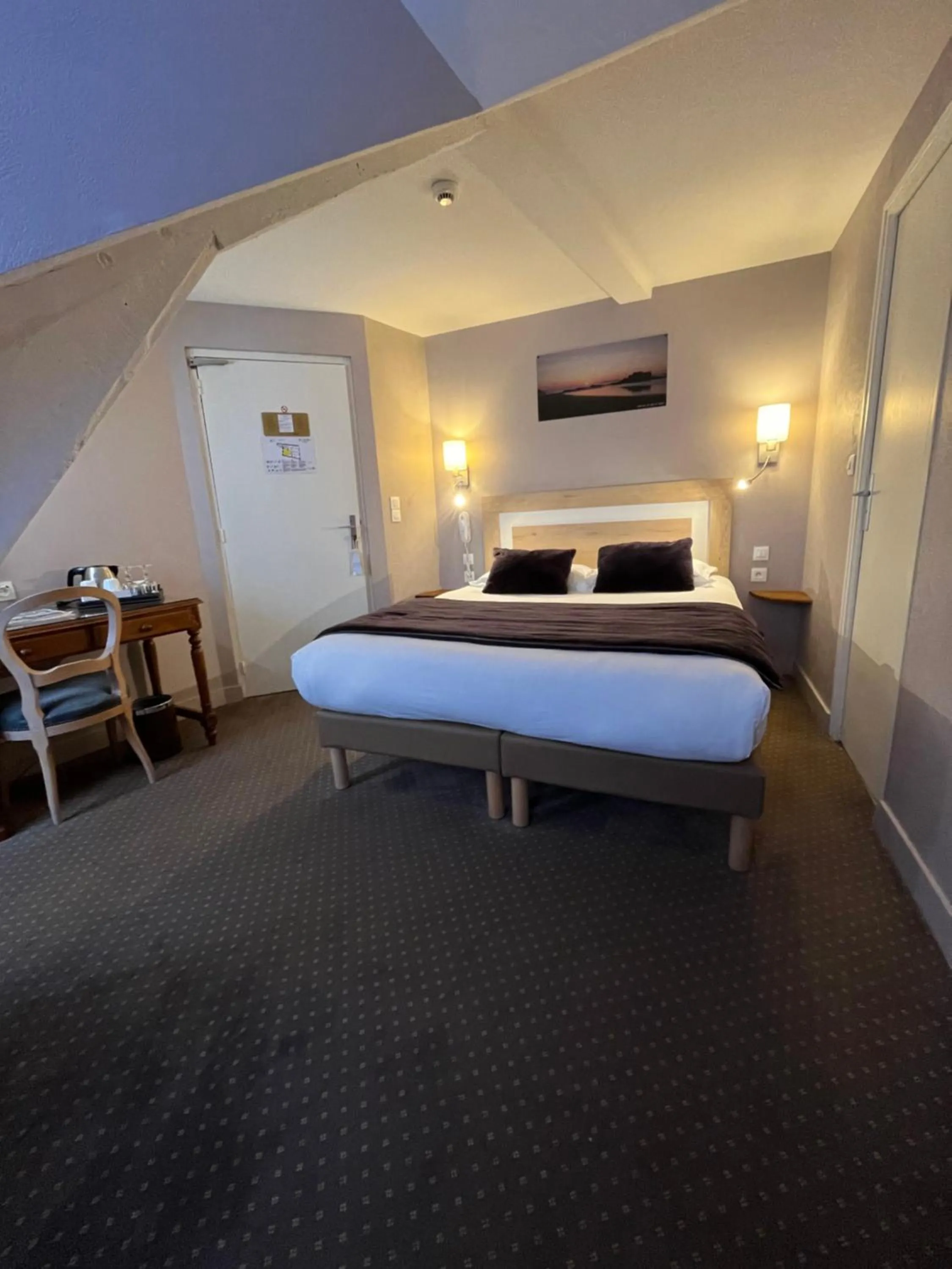 Photo of the whole room, Bed in Hotel des Abers