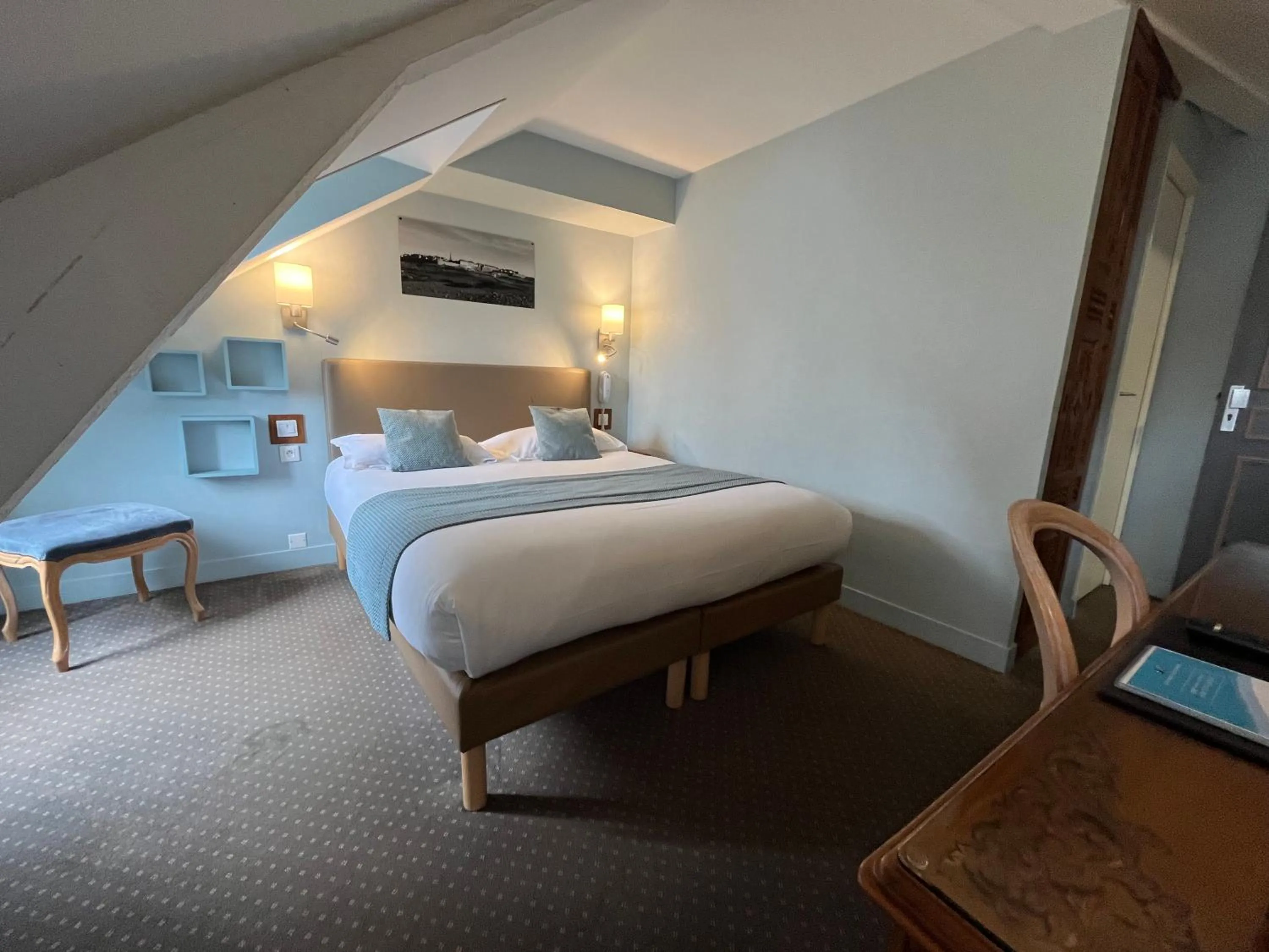 Photo of the whole room, Bed in Hotel des Abers