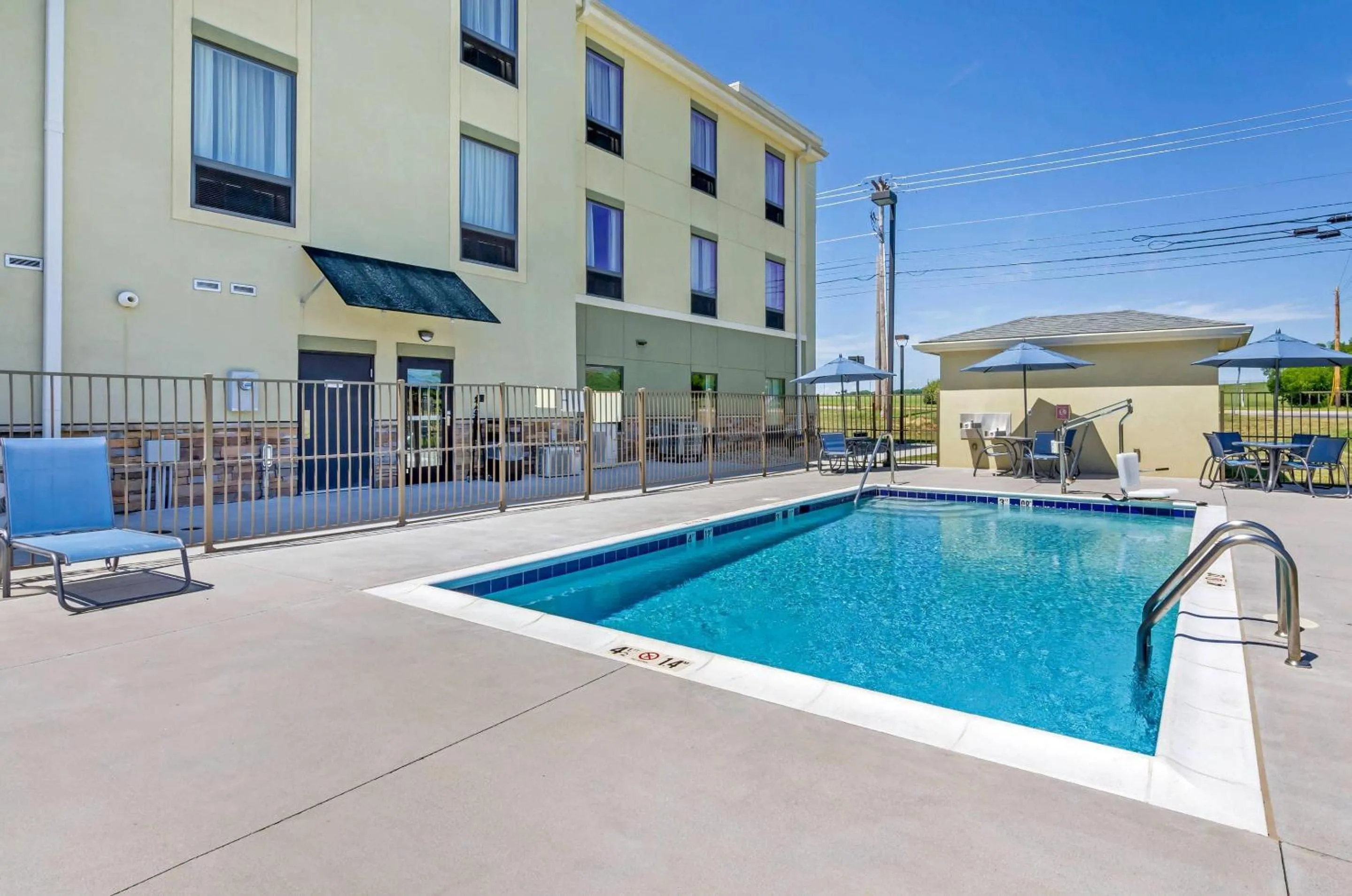 Swimming pool in Comfort Inn & Suites Lynchburg Airport - University Area
