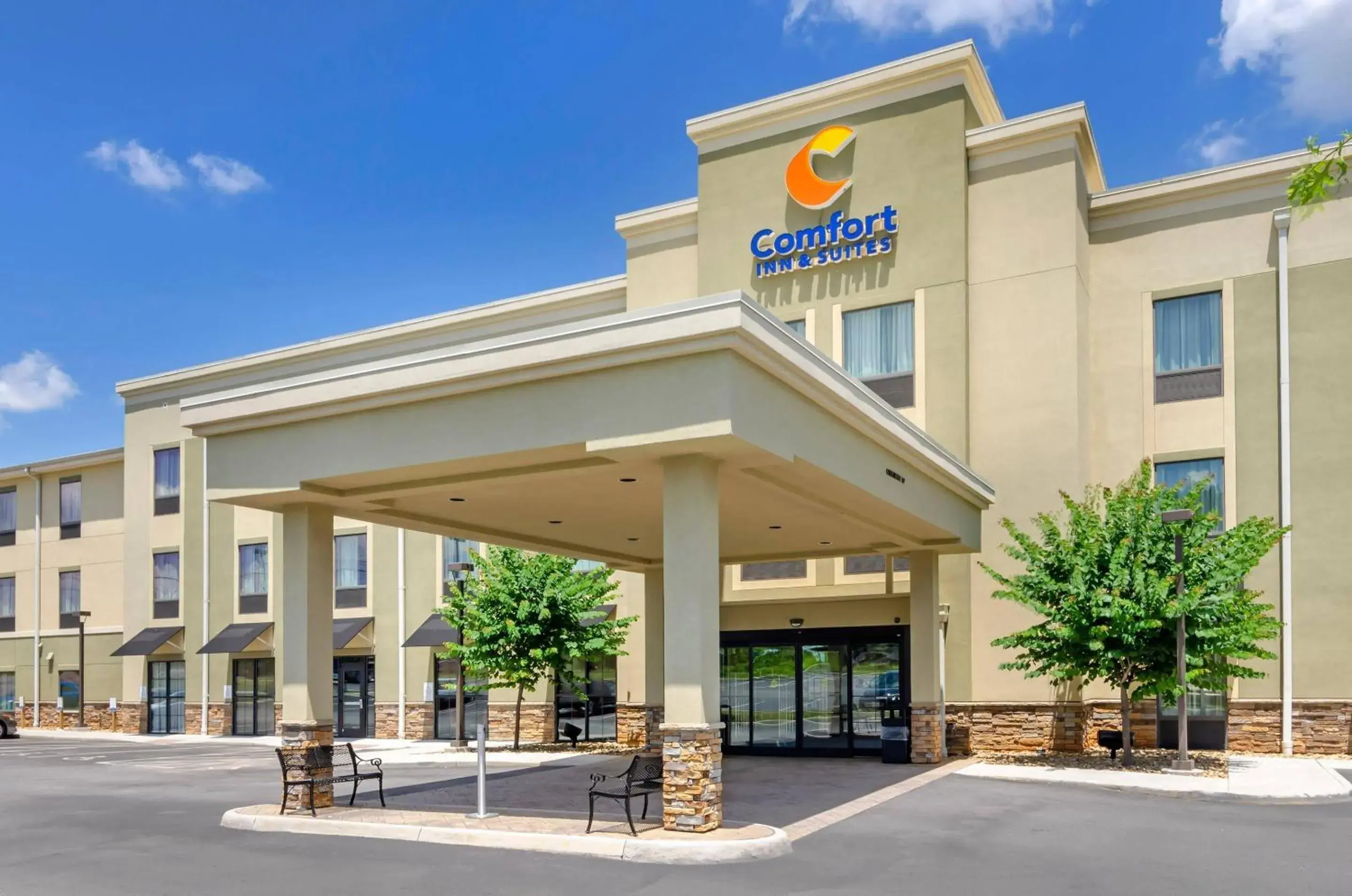 Property building in Comfort Inn & Suites Lynchburg Airport - University Area Property building in Comfort Inn & Suites Lynchburg Airport - University Area