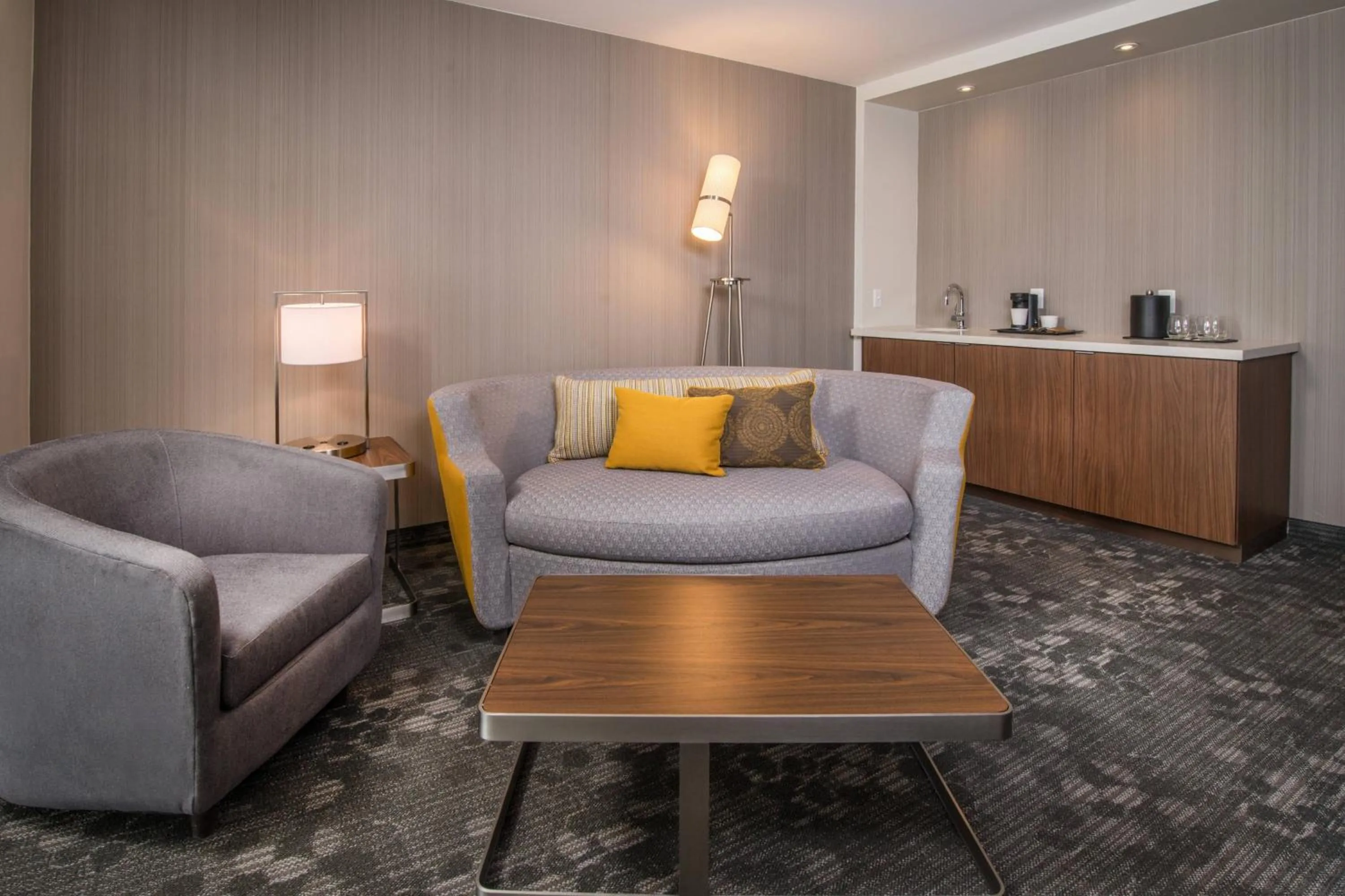 Living room in Courtyard by Marriott Shippensburg