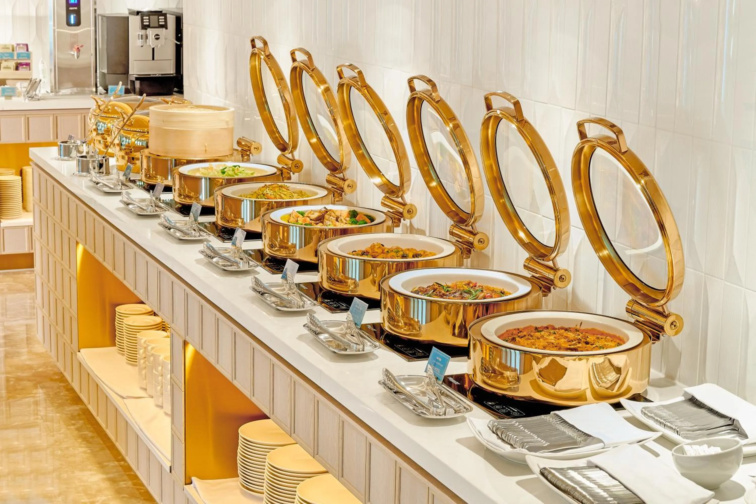 Restaurant/places to eat in OKU Hotel