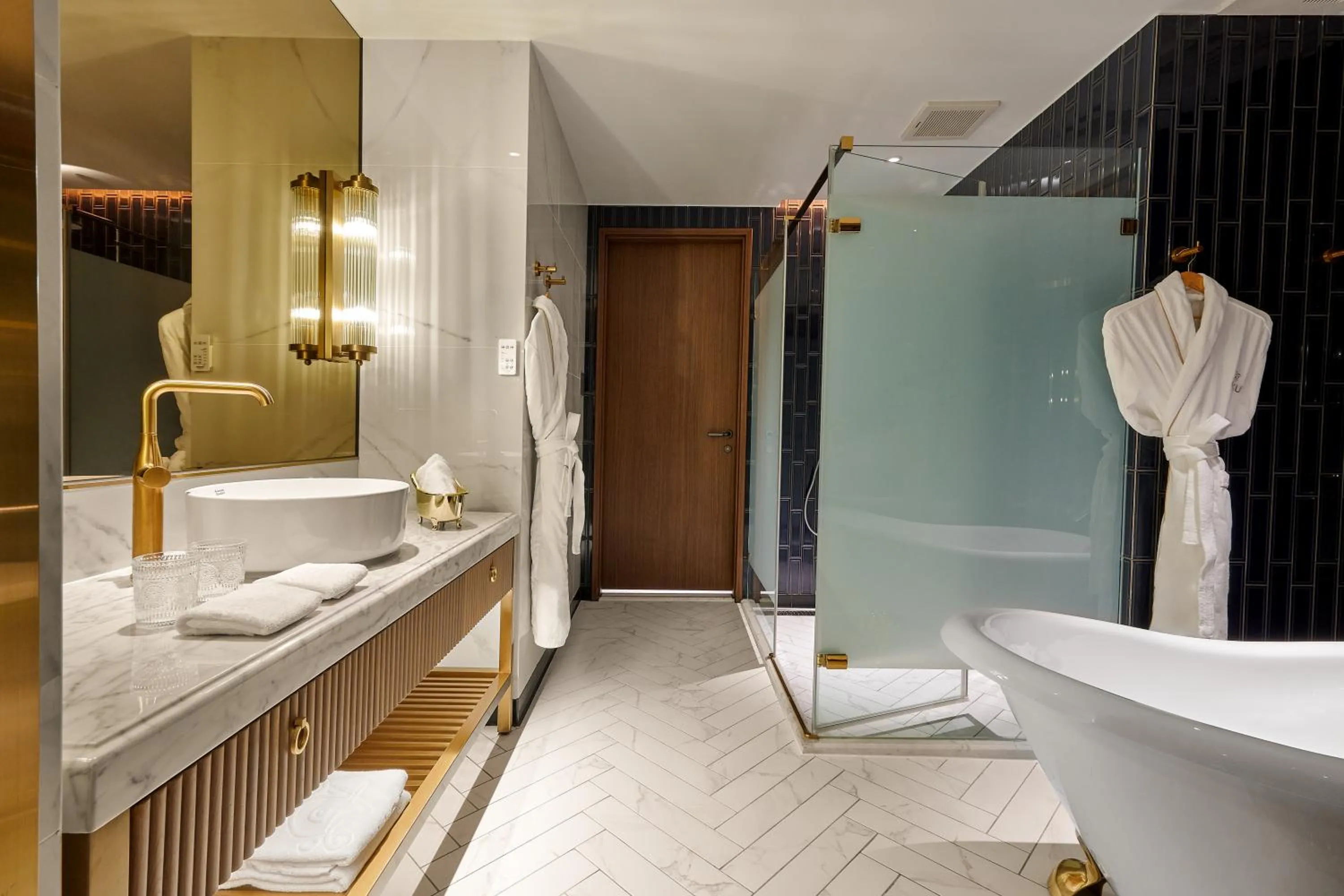 Bathroom, Bed in OKU Hotel