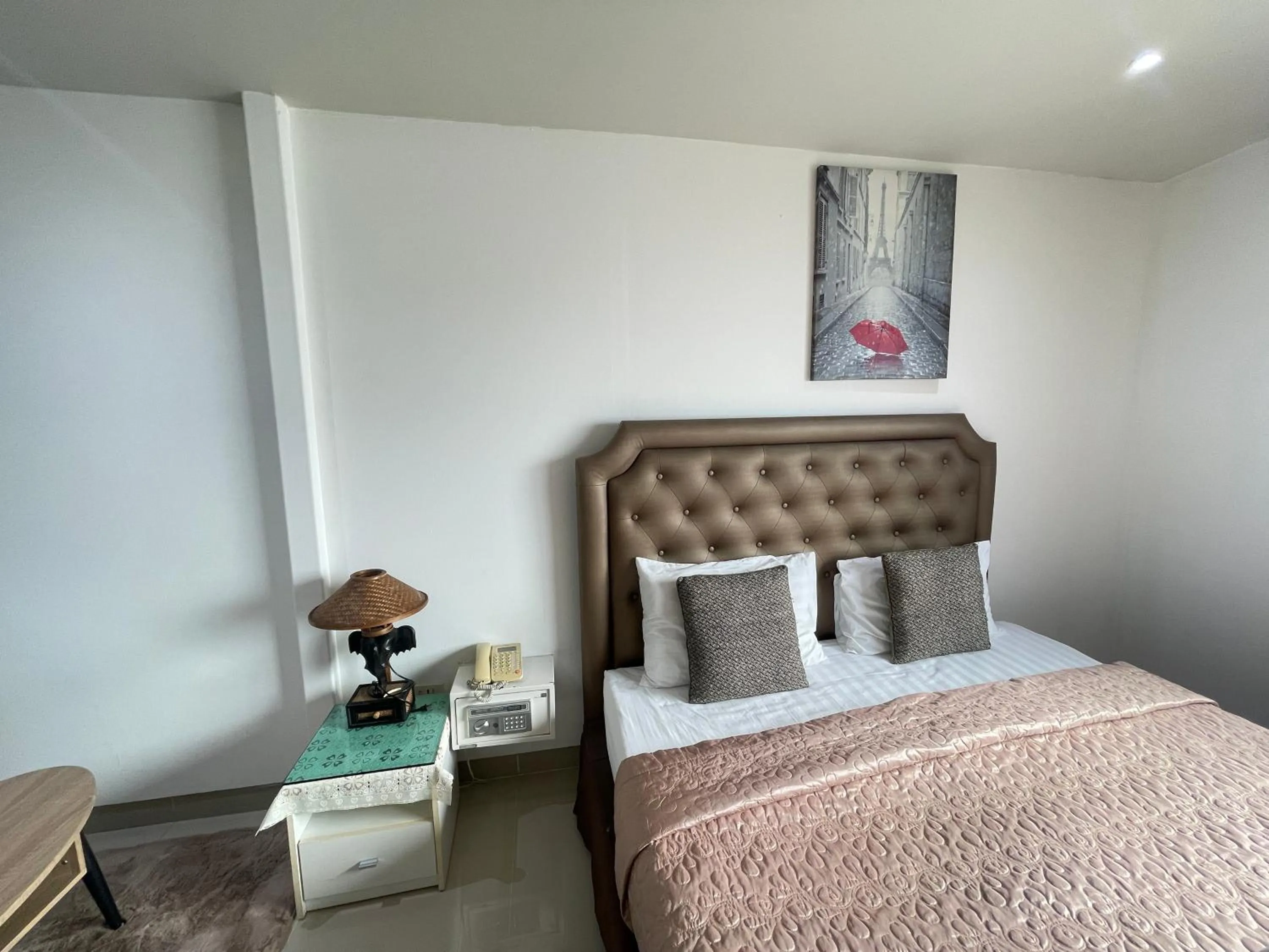 Photo of the whole room, Bed in W-9 Hotel