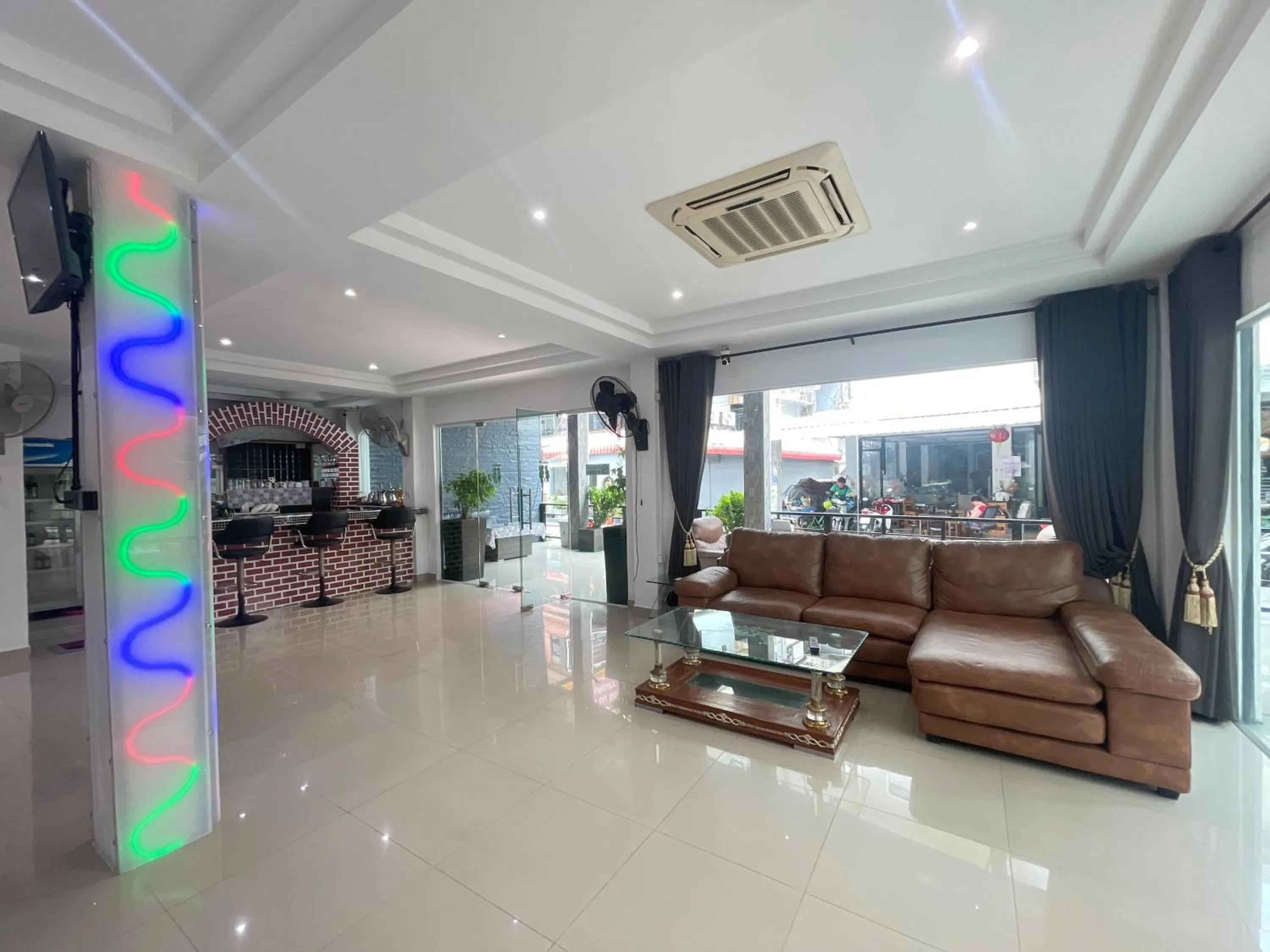 Restaurant/places to eat in W-9 Hotel